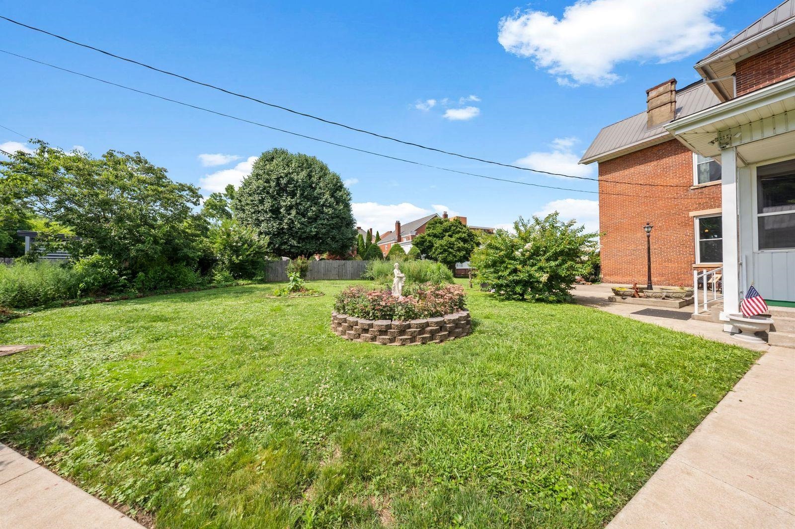 https://zimg.paragon.ice.com/ParagonImages/Property/PH/AABRKY/60897/8/0/0/2516469ec2beabcb45bf7e03df78ad95/0/b47473666de9d5472f8bf4433c0a767a/60897-d399cfb7-3879-4df1-83f6-2cc9da4158d4.JPG