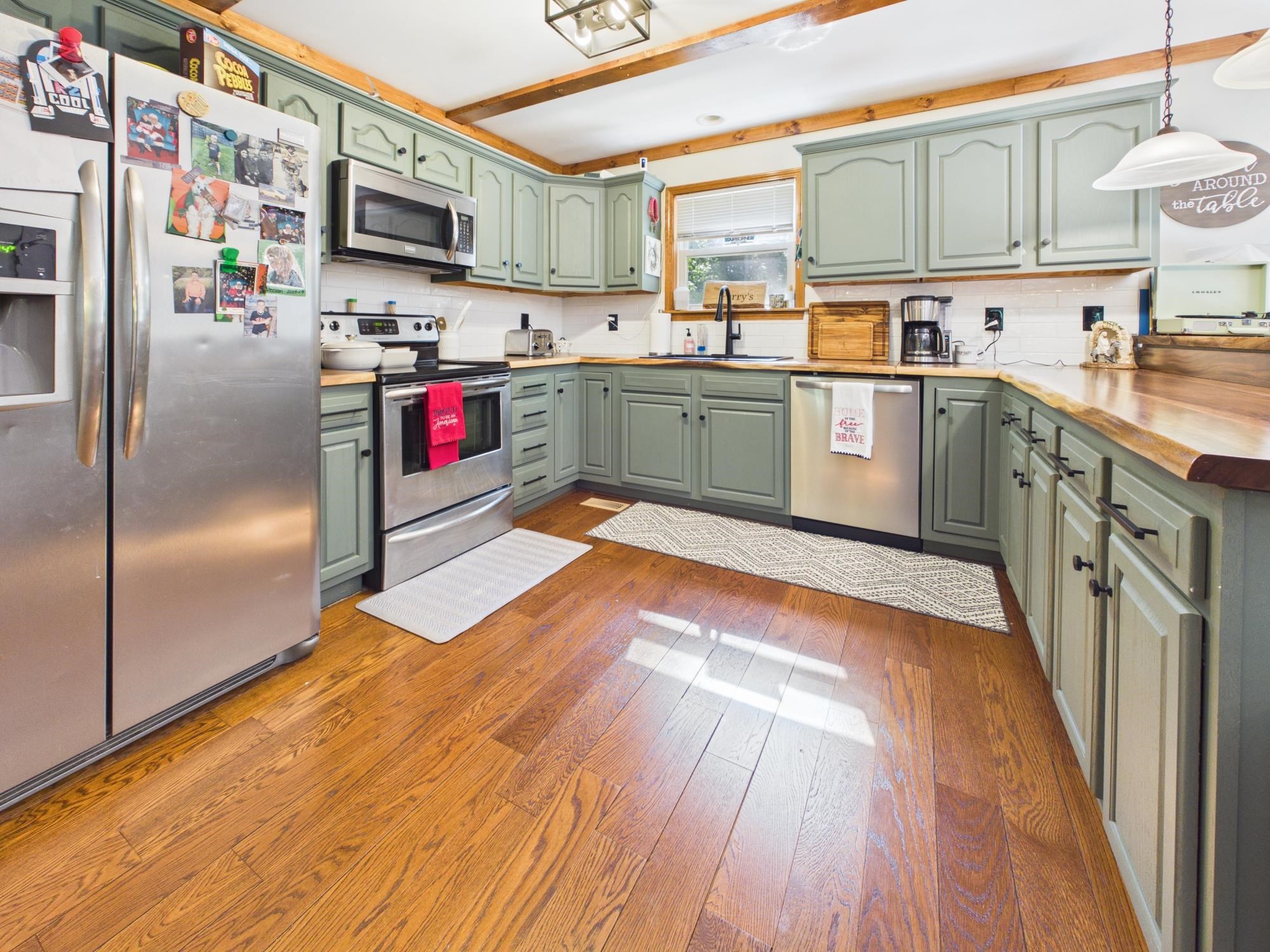 https://zimg.paragon.ice.com/ParagonImages/Property/PH/AABRKY/60898/1/0/0/c4371b840012a5c739a6439c28e2d468/0/11401f09a462c4dabfa4b1cca2403312/60898-c7d28dfa-473a-4c41-ae6d-6fd382abf39b.JPG
