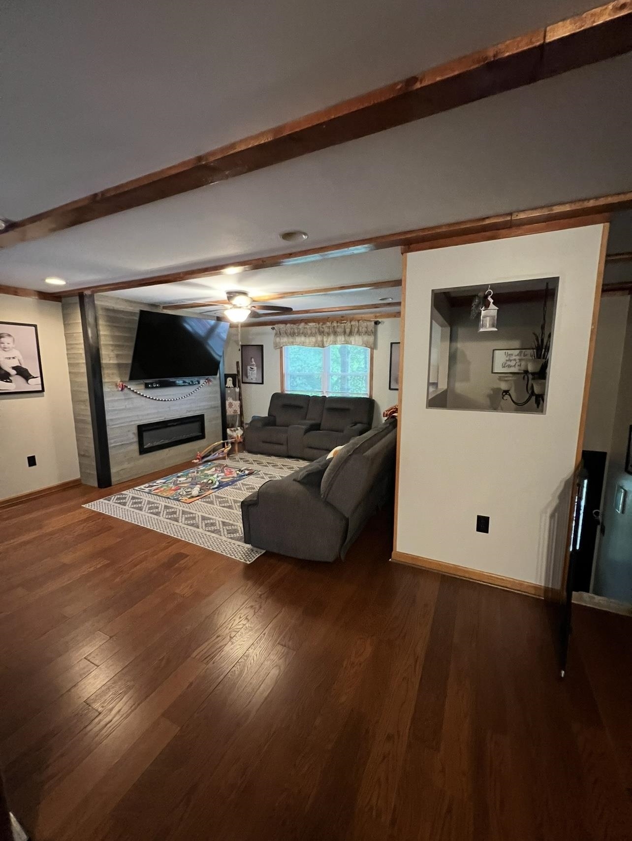https://zimg.paragon.ice.com/ParagonImages/Property/PH/AABRKY/60898/3/0/0/391ca578c91578e7170aa63a117e139e/0/11401f09a462c4dabfa4b1cca2403312/60898-17e58d80-31e2-460e-a941-674b85c07a86.JPG
