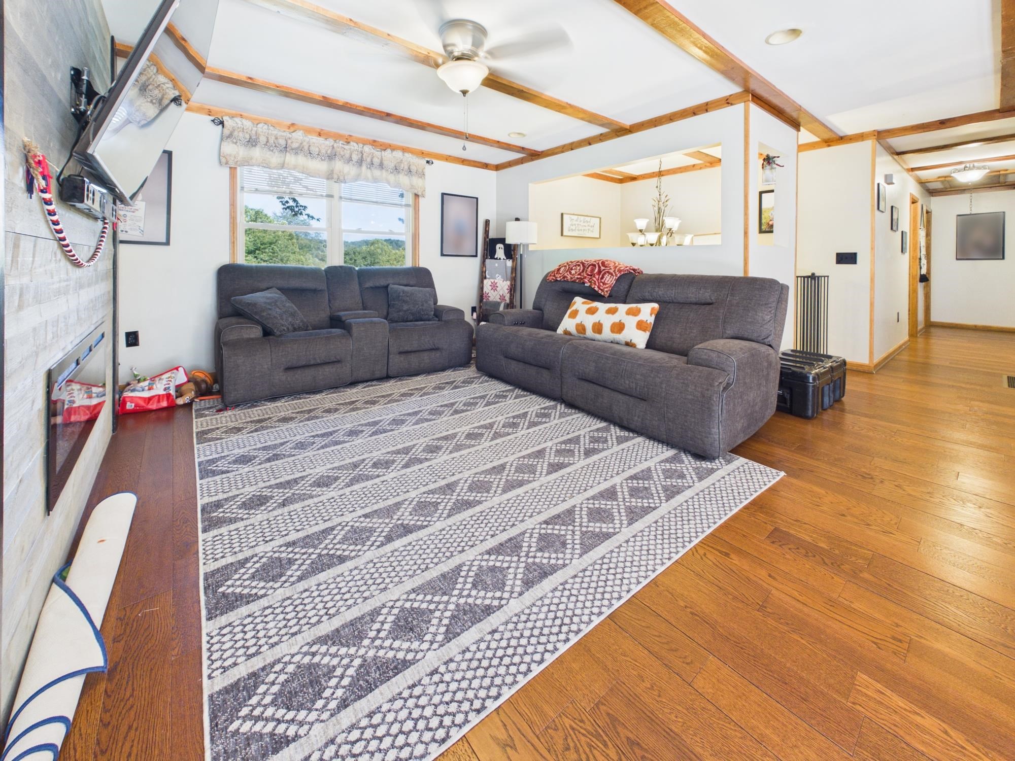 https://zimg.paragon.ice.com/ParagonImages/Property/PH/AABRKY/60898/6/0/0/e67fa1b5de4cd4cb7ab5cf2c9c3482be/0/11401f09a462c4dabfa4b1cca2403312/60898-8a3b95a4-f941-4b06-9b03-067034cae4b2.JPG
