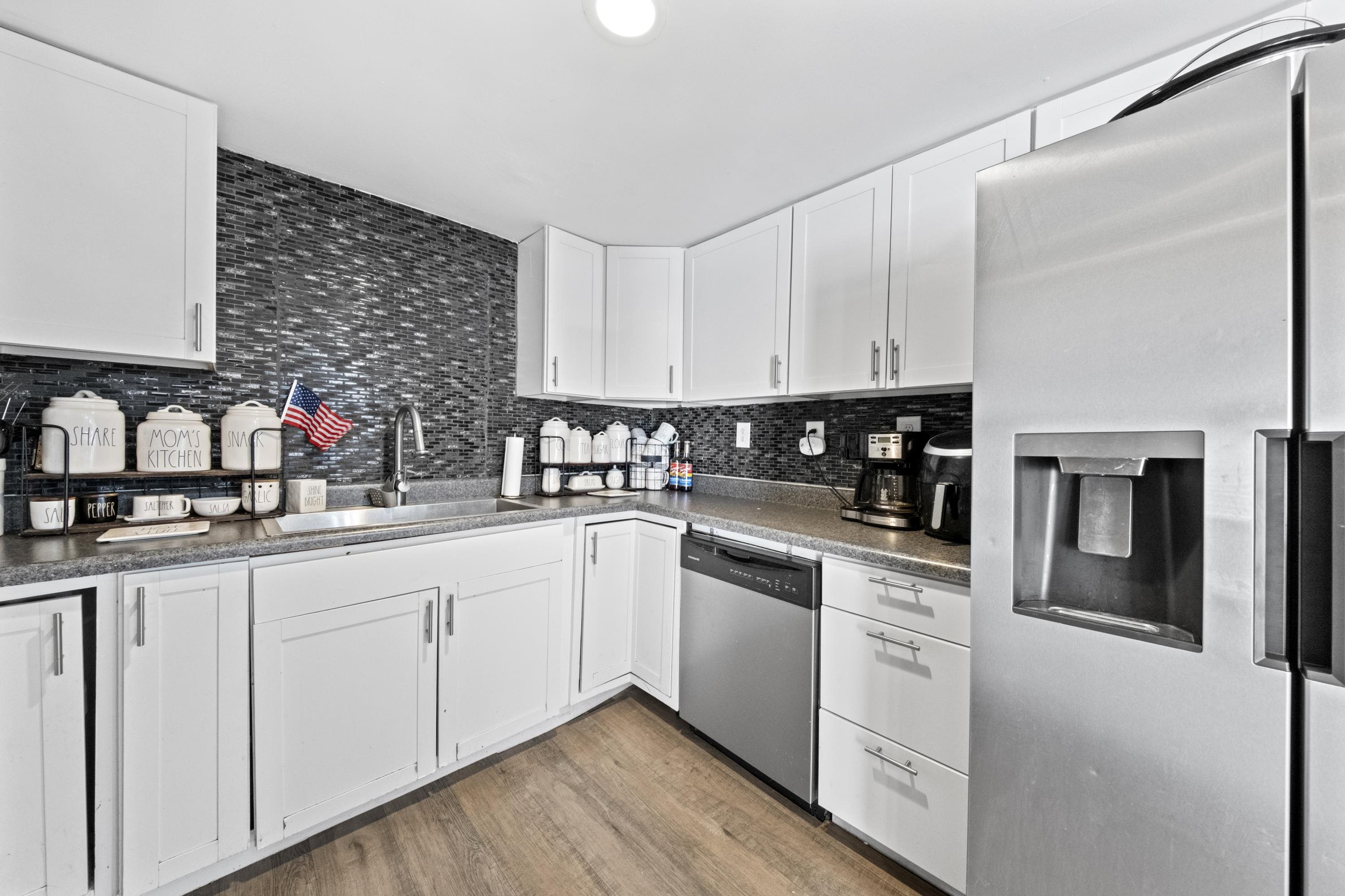 https://zimg.paragon.ice.com/ParagonImages/Property/PH/AABRKY/60900/5/0/0/bd38d8793eb816dccf30e41e0d6d1311/0/2ecd7836c5cb16ccb7467be3fb9334ca/60900-2f4d5fbe-7f31-45f9-8fb0-0d4f5397d0a0.JPG