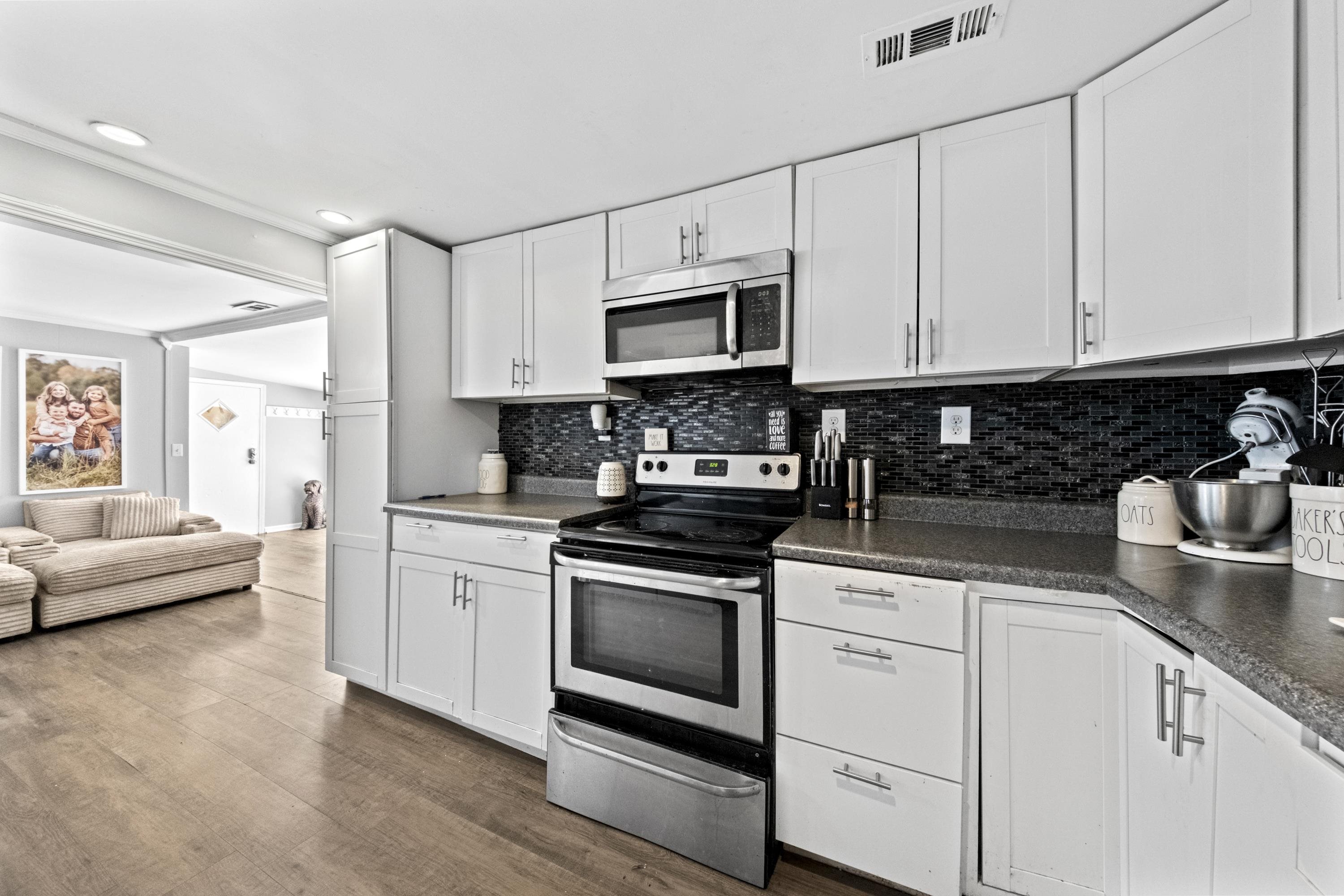 https://zimg.paragon.ice.com/ParagonImages/Property/PH/AABRKY/60900/6/0/0/6db5d055cb39868bf2b4f585326004ad/0/2ecd7836c5cb16ccb7467be3fb9334ca/60900-e87bc775-7257-4b3f-b889-2f76709899f2.JPG