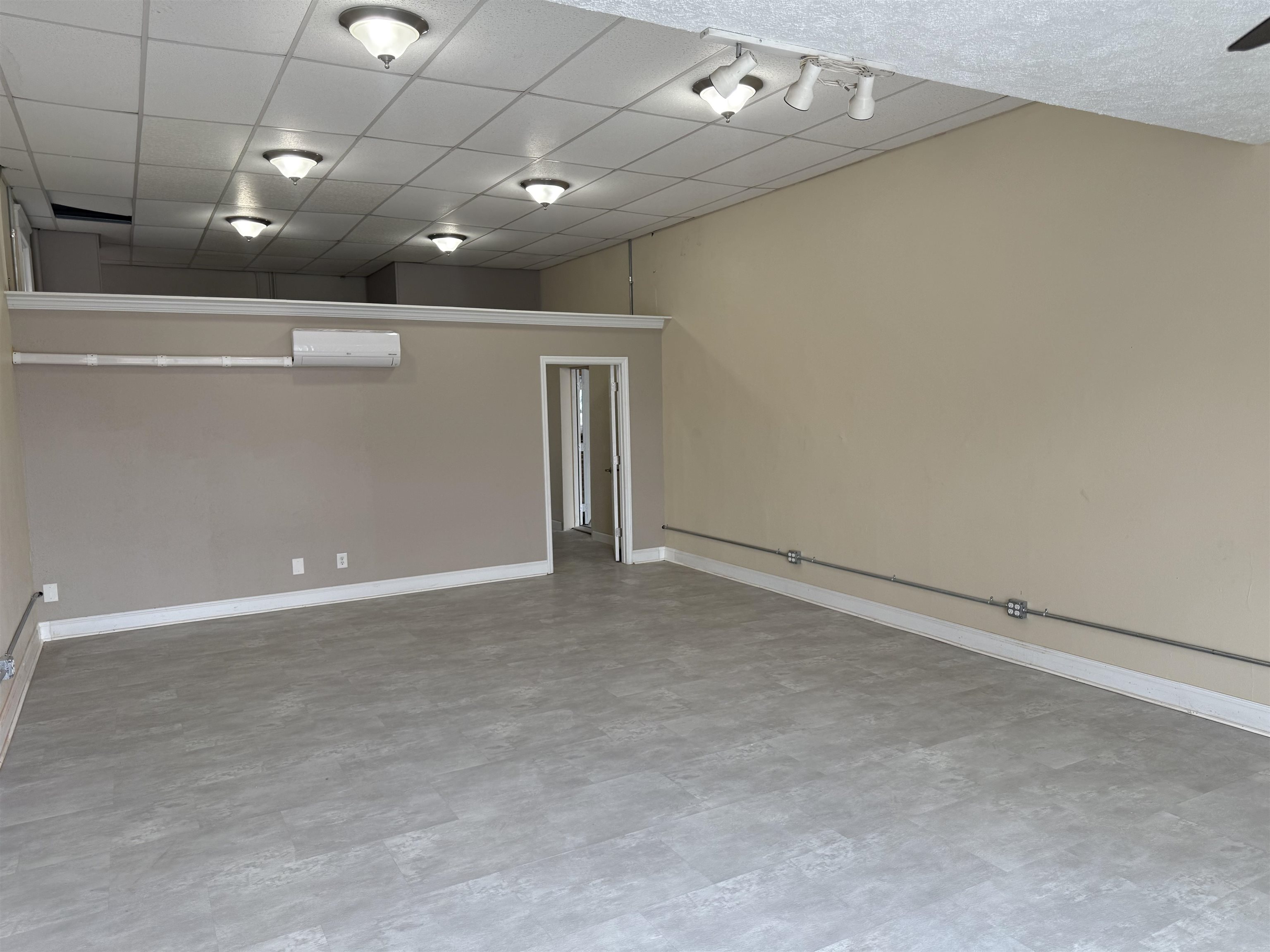 https://zimg.paragon.ice.com/ParagonImages/Property/PH/AABRKY/60906/1/0/0/428a19bf57c0ec90996a1b7149bccda9/0/e31b4de3fb51b7d90c0086e5bb229ce0/60906-6d920b77-d30a-4dde-8b3a-8bfa2c59b400.JPG