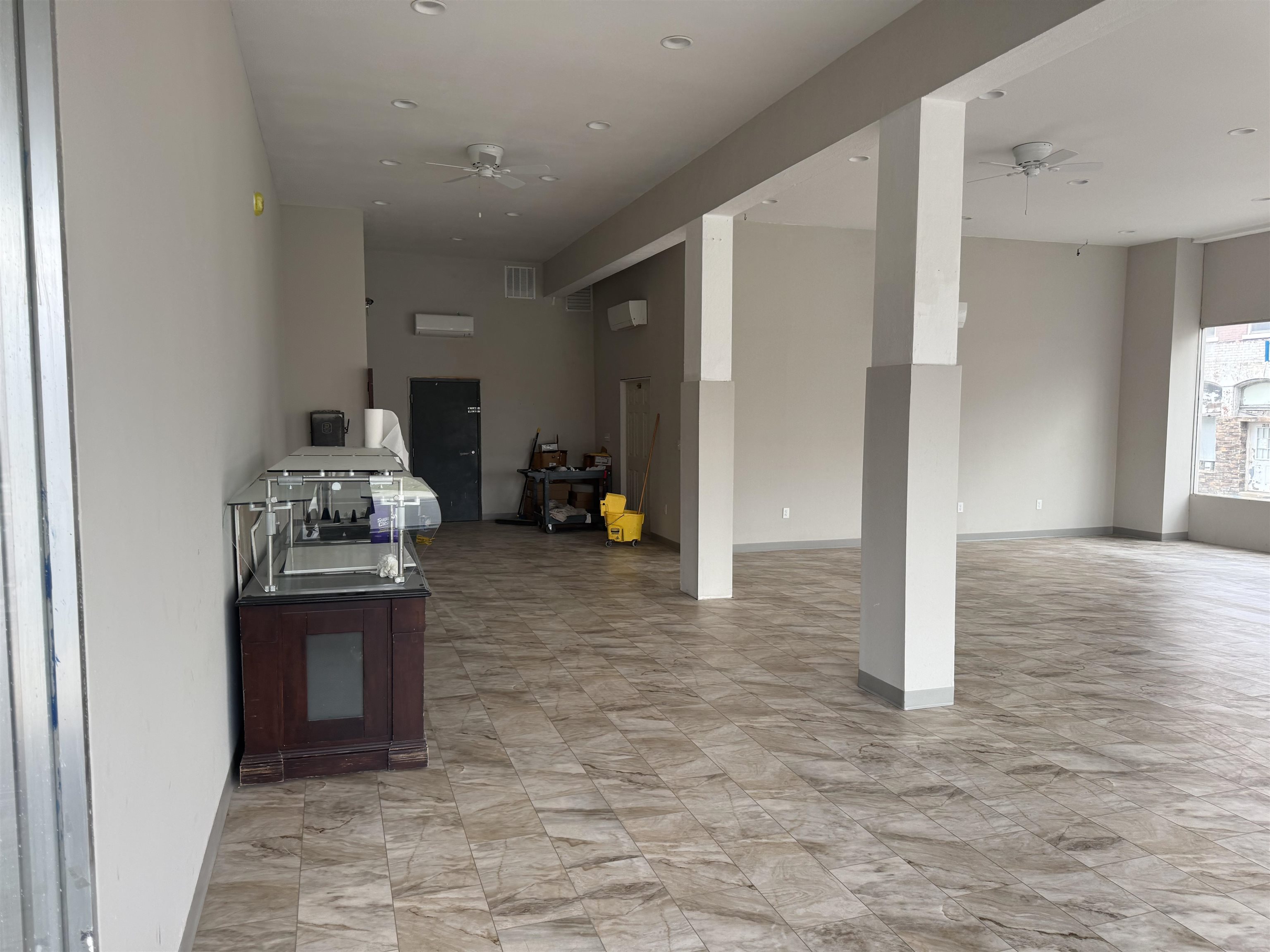 https://zimg.paragon.ice.com/ParagonImages/Property/PH/AABRKY/60906/13/0/0/7b42a69d8316c2a7c0317b7aa08f0869/0/e31b4de3fb51b7d90c0086e5bb229ce0/60906-ee12b796-f175-4579-a68f-27d7c15da7e9.JPG