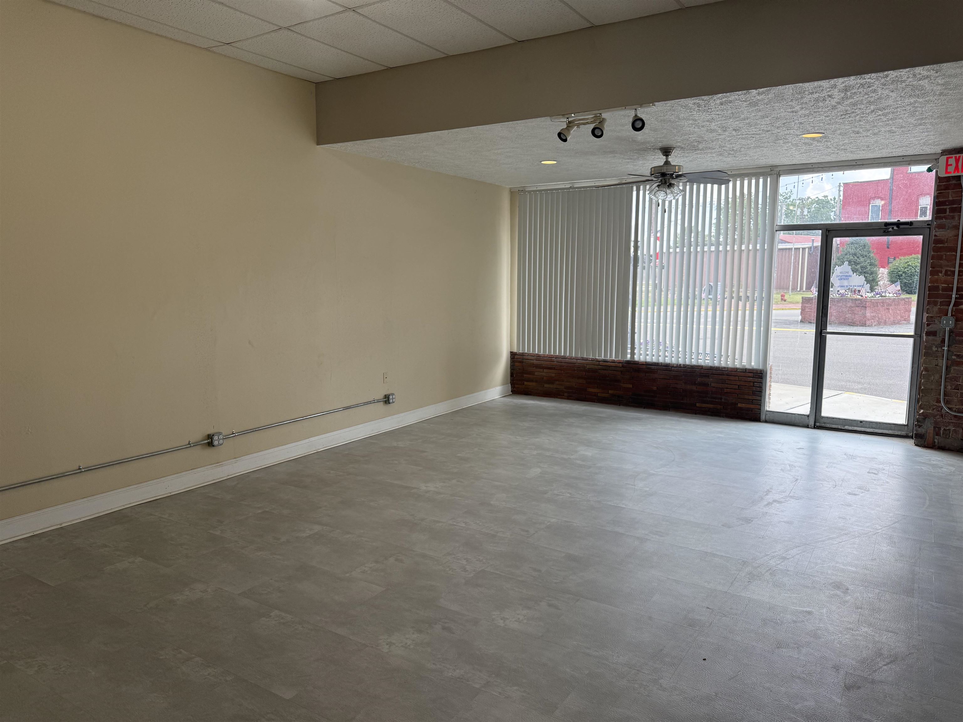 https://zimg.paragon.ice.com/ParagonImages/Property/PH/AABRKY/60906/3/0/0/26251820cba6c8bdd1ac12e4638e3597/0/e31b4de3fb51b7d90c0086e5bb229ce0/60906-4b141def-f714-4aa7-9fc0-0175de1c9dde.JPG