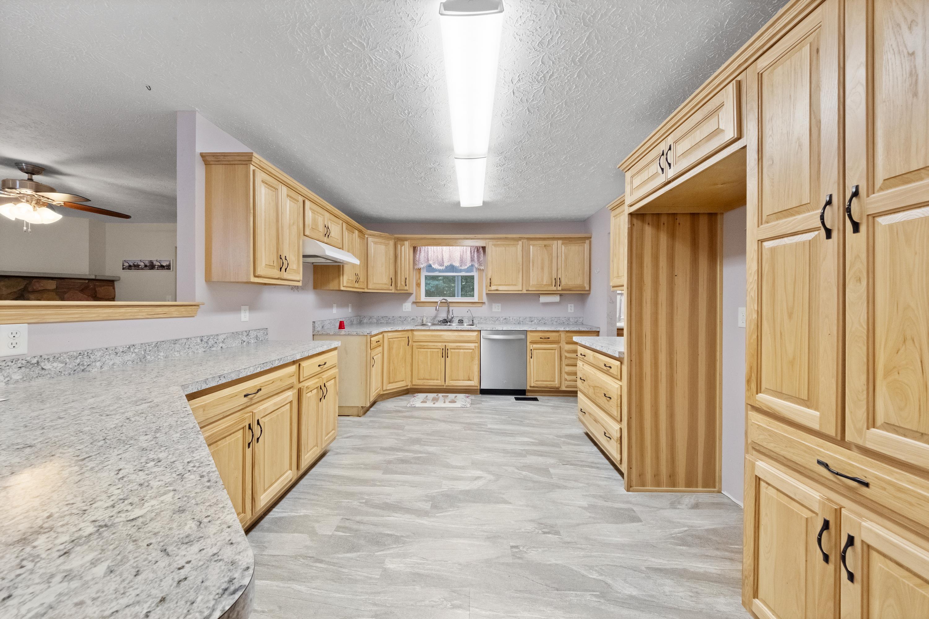 https://zimg.paragon.ice.com/ParagonImages/Property/PH/AABRKY/60908/10/0/0/95e75fa7bce838ee6d277825fdc7a453/0/443e42907d66bbc52d558a7005932a19/60908-b61b4e60-31a5-46fb-9643-5ec19df705b5.JPG