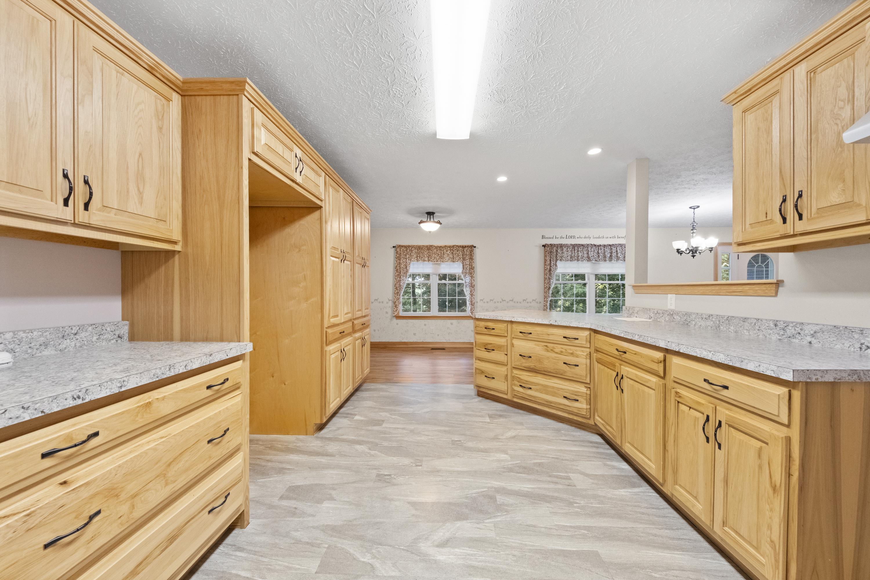 https://zimg.paragon.ice.com/ParagonImages/Property/PH/AABRKY/60908/12/0/0/78d5fadf86fddba6a91ae906444b9d49/0/443e42907d66bbc52d558a7005932a19/60908-697baf22-3782-4d83-aef0-f5aaffc3008b.JPG