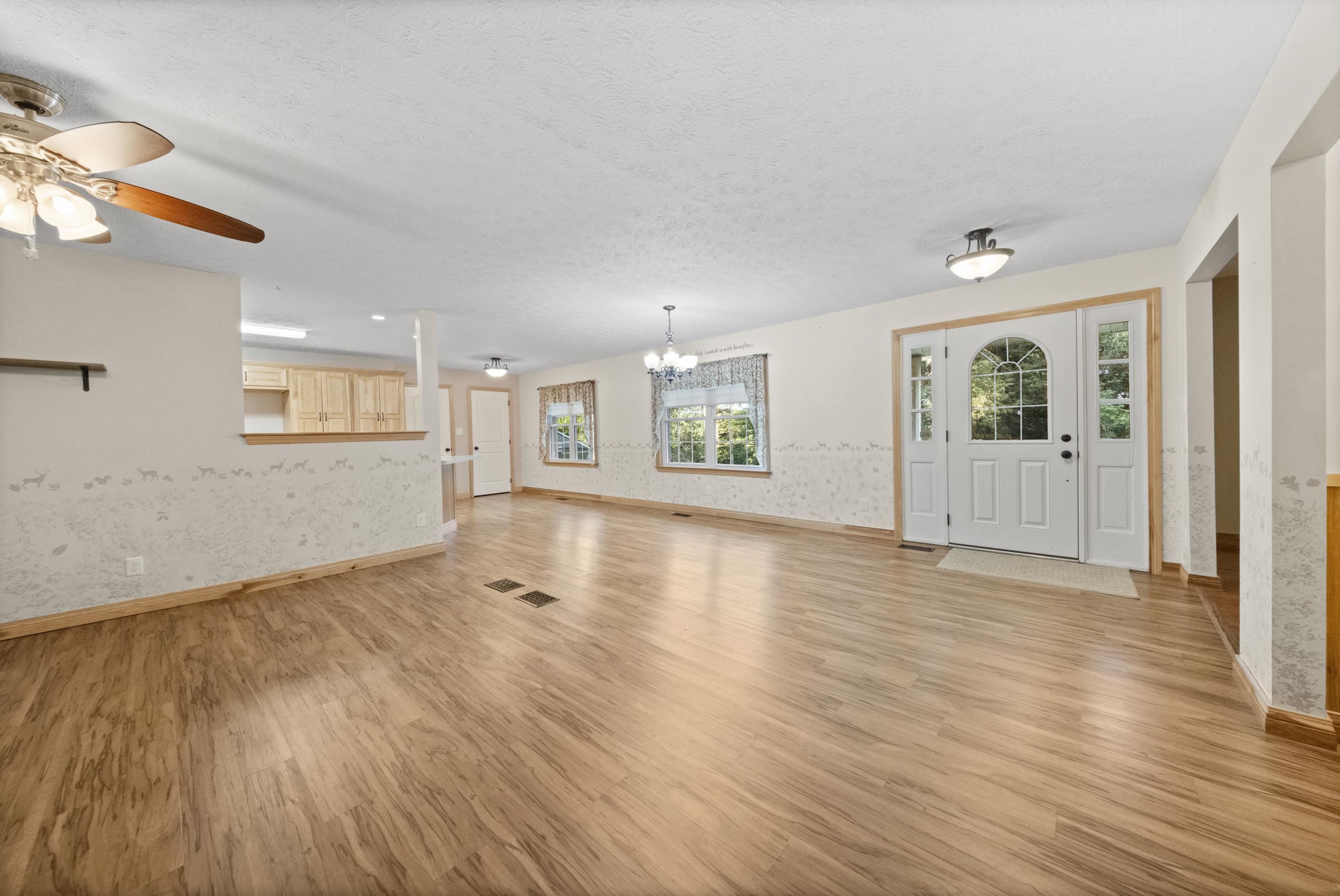 https://zimg.paragon.ice.com/ParagonImages/Property/PH/AABRKY/60908/4/0/0/cb9dd0e9ba0a564f0e24e7c819d30d96/0/443e42907d66bbc52d558a7005932a19/60908-454b50f7-d11a-4390-ae3d-31836f3e9b2d.JPG