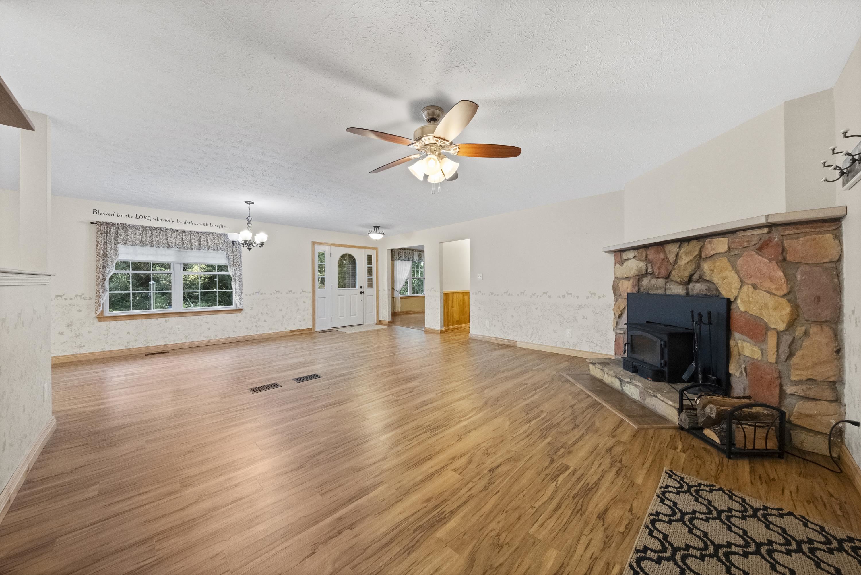 https://zimg.paragon.ice.com/ParagonImages/Property/PH/AABRKY/60908/7/0/0/59b5bc0c2f2e149822e8f762c050a988/0/443e42907d66bbc52d558a7005932a19/60908-202e27c3-3420-408b-a357-ff1e74e82f59.JPG