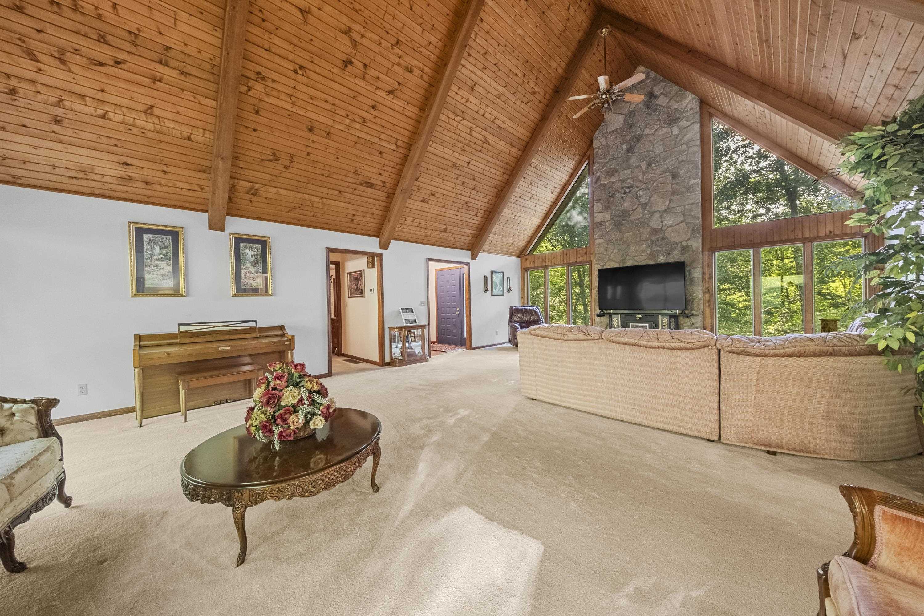 https://zimg.paragon.ice.com/ParagonImages/Property/PH/AABRKY/60909/11/0/0/1132ca2319d29fe33250e48db7132d86/0/3a81e6ee53bb31b5ba2617a2e9df22b2/60909-01554292-a34f-423a-b3e8-46ddadd62440.JPG