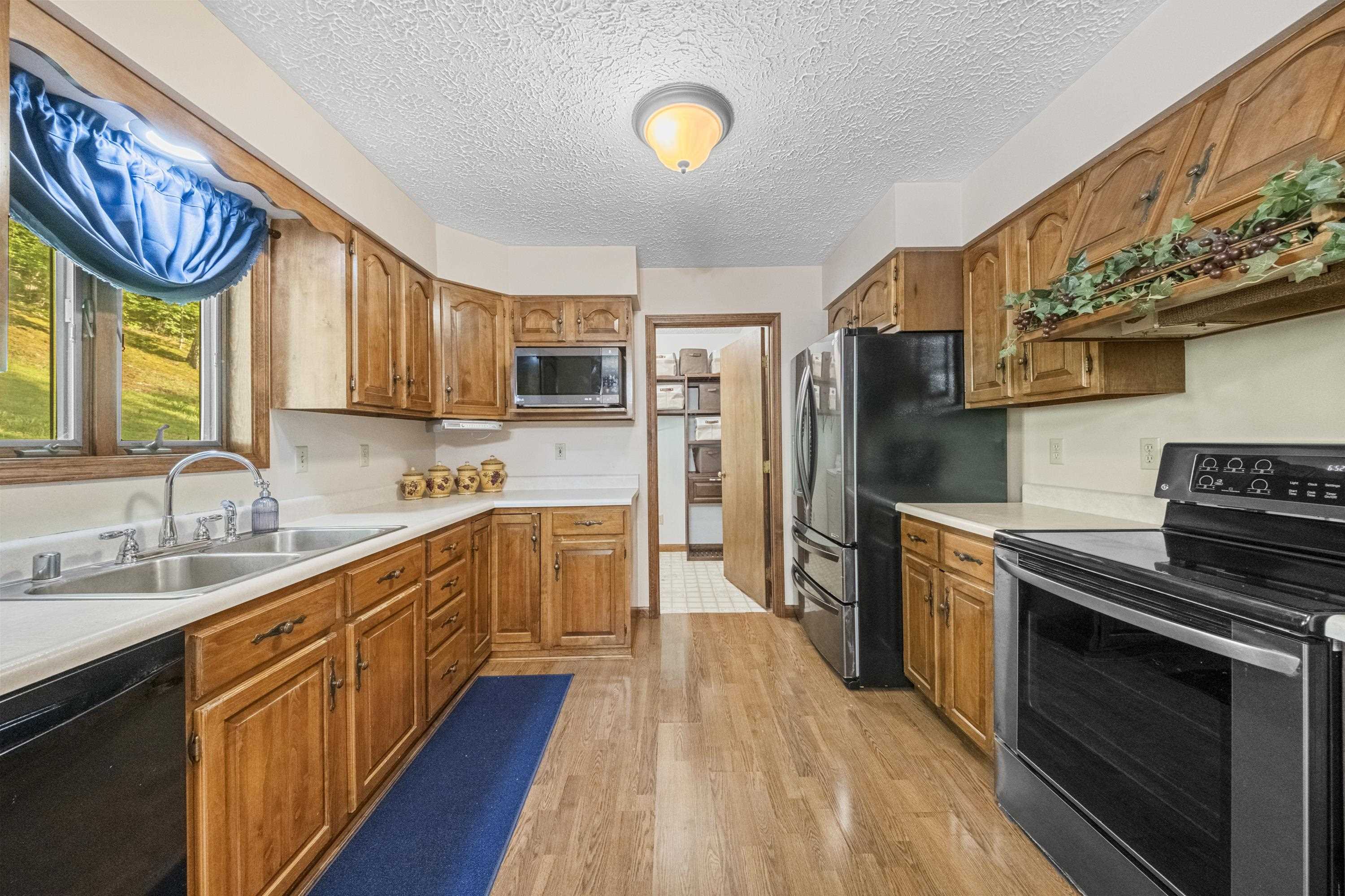 https://zimg.paragon.ice.com/ParagonImages/Property/PH/AABRKY/60909/12/0/0/6e0b1d1203a90fb3387a459765287899/0/3a81e6ee53bb31b5ba2617a2e9df22b2/60909-23de36e7-ab0e-4dd0-9efd-d510d5e76b19.JPG