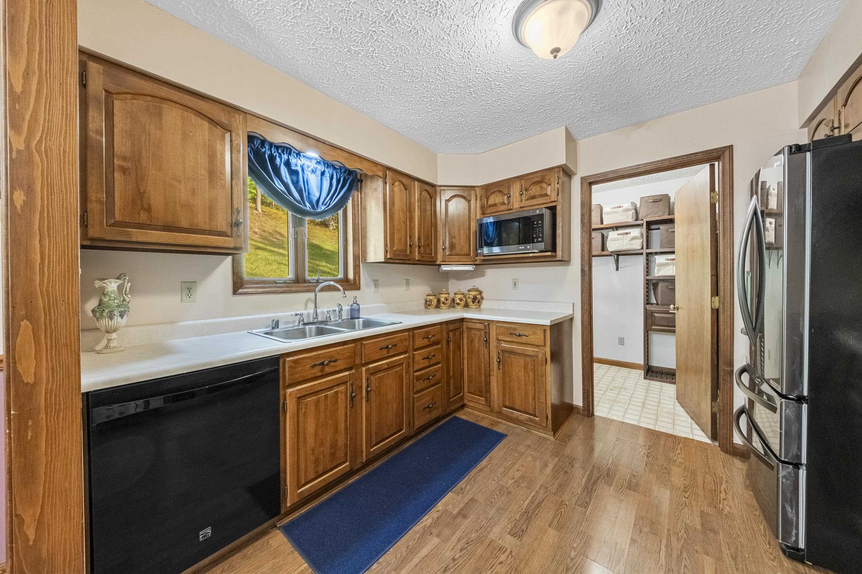 https://zimg.paragon.ice.com/ParagonImages/Property/PH/AABRKY/60909/13/0/0/6a4261ad2c57ddb70bb33f2352c3323e/0/3a81e6ee53bb31b5ba2617a2e9df22b2/60909-43775696-eacf-41e7-9f04-ae29abeb0af2.JPG