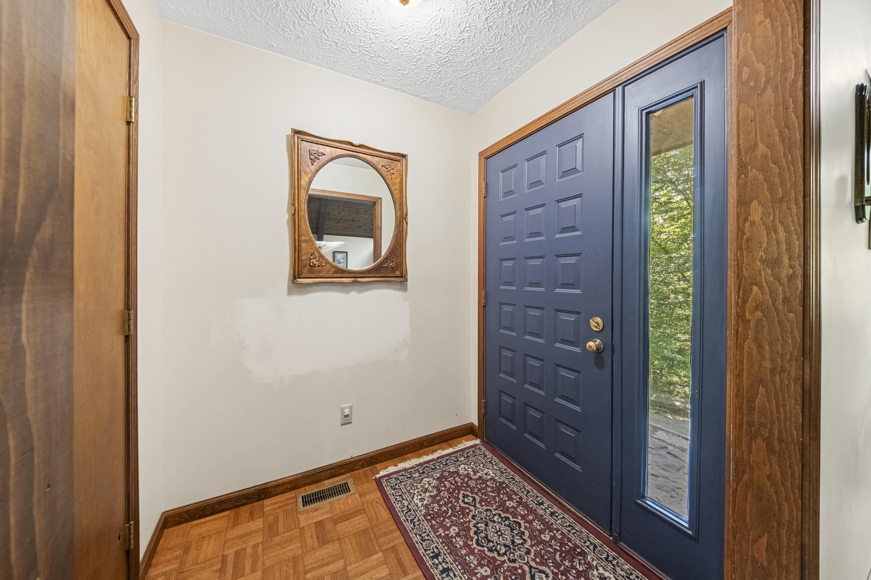 https://zimg.paragon.ice.com/ParagonImages/Property/PH/AABRKY/60909/7/0/0/e2b3facc07b7803ec10bd8f9b5b4b8cb/0/3a81e6ee53bb31b5ba2617a2e9df22b2/60909-1ca233ce-2ca8-487e-93f5-a9e66b1beba7.JPG