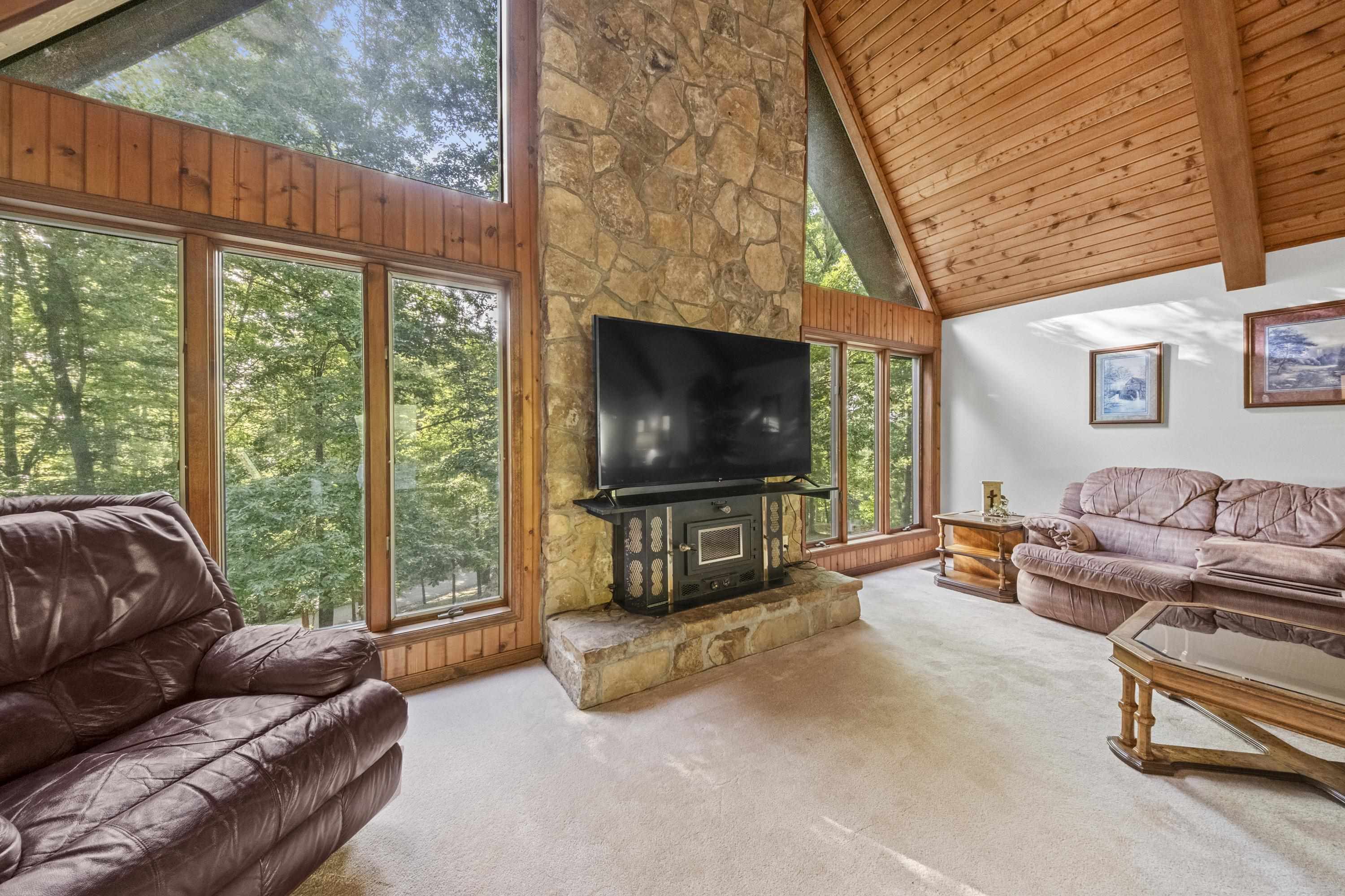 https://zimg.paragon.ice.com/ParagonImages/Property/PH/AABRKY/60909/8/0/0/898db5a963ac1123bd23ac200a6c2aac/0/3a81e6ee53bb31b5ba2617a2e9df22b2/60909-7c4c1e4d-f358-4be2-b887-7d17dda5c71c.JPG