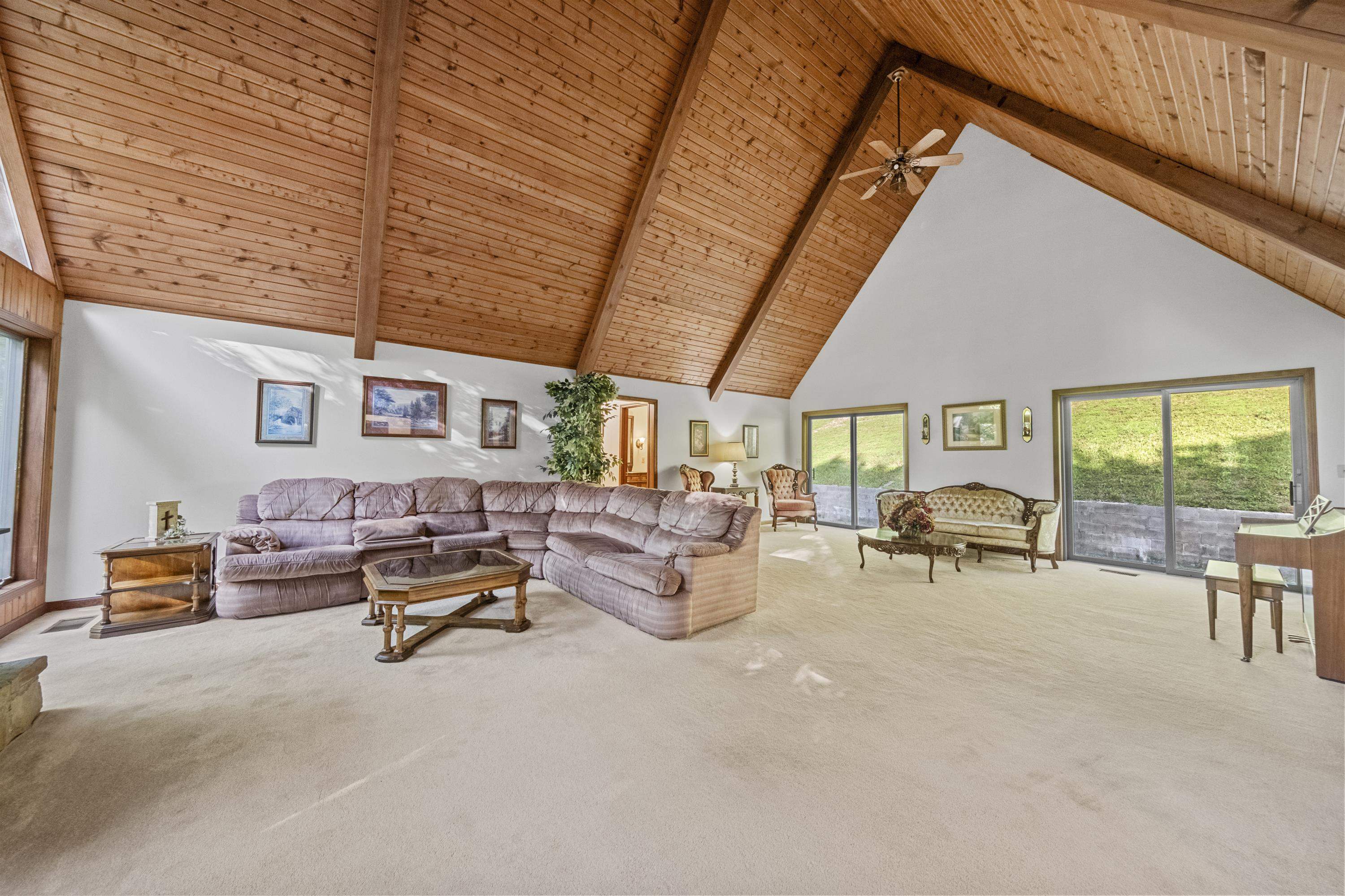https://zimg.paragon.ice.com/ParagonImages/Property/PH/AABRKY/60909/9/0/0/82c3e4f08050ca927dc04dc507b04cf2/0/3a81e6ee53bb31b5ba2617a2e9df22b2/60909-53b7af44-6672-4472-91a2-4ba1bd0c86ff.JPG