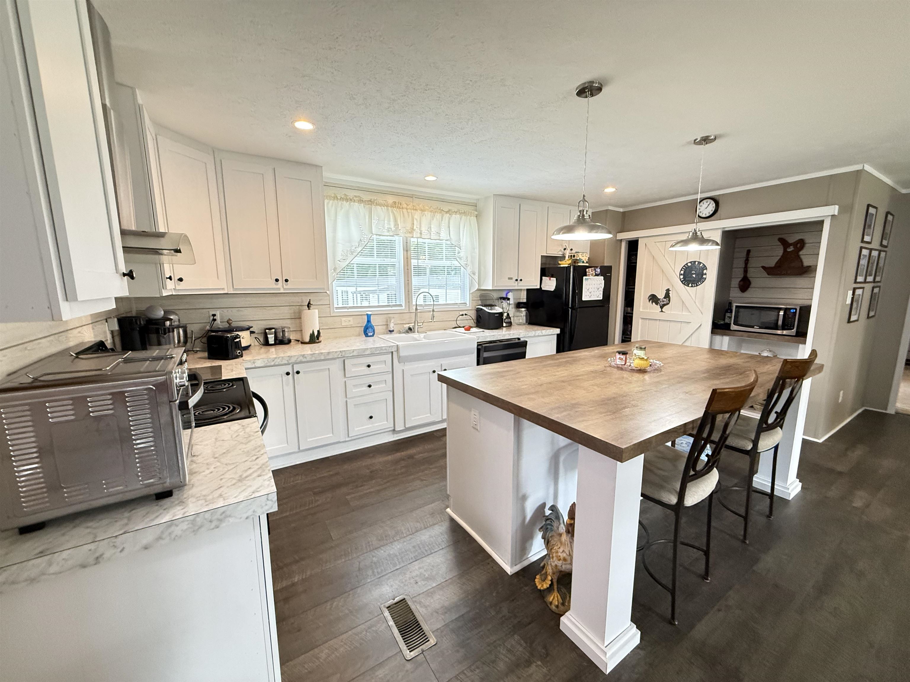 https://zimg.paragon.ice.com/ParagonImages/Property/PH/AABRKY/60920/13/0/0/eaf7111a9e1a672f18ac89eabf25f57e/0/11ca621c26f97b4b3cb6b8d1b700308c/60920-cb03ee2e-f115-4841-9884-e211fae7d2d1.JPG