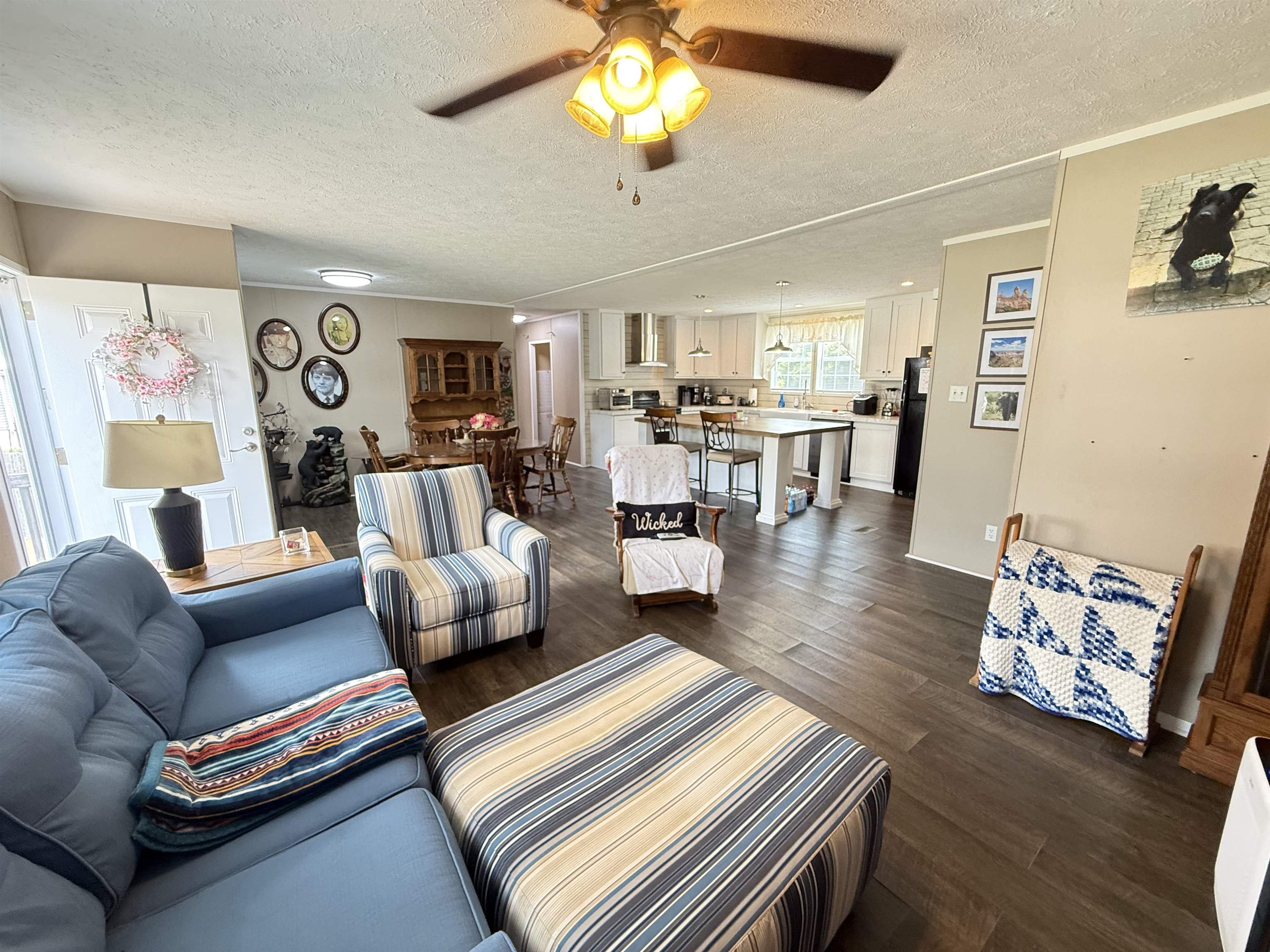 https://zimg.paragon.ice.com/ParagonImages/Property/PH/AABRKY/60920/4/0/0/9a51dba219c262b91c3270fa5708b122/0/11ca621c26f97b4b3cb6b8d1b700308c/60920-30b12bb0-3491-4a34-9a33-555805aa62aa.JPG