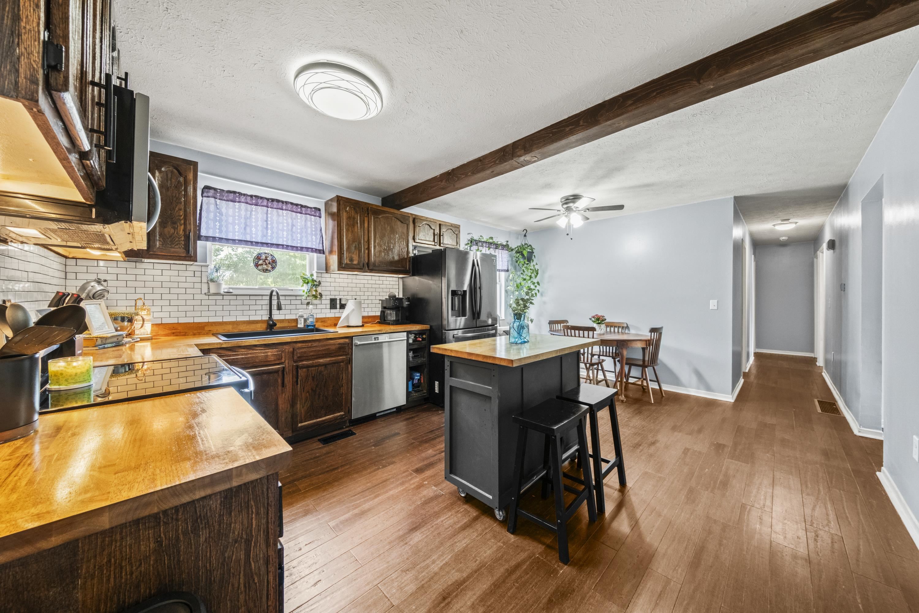 https://zimg.paragon.ice.com/ParagonImages/Property/PH/AABRKY/60922/11/0/0/850765efecef99ea64354526270d4115/0/dede5c908e394db7fc70e2f5be9c3a1a/60922-eb42f537-17c8-4e3d-980f-b249e6c90b27.JPG