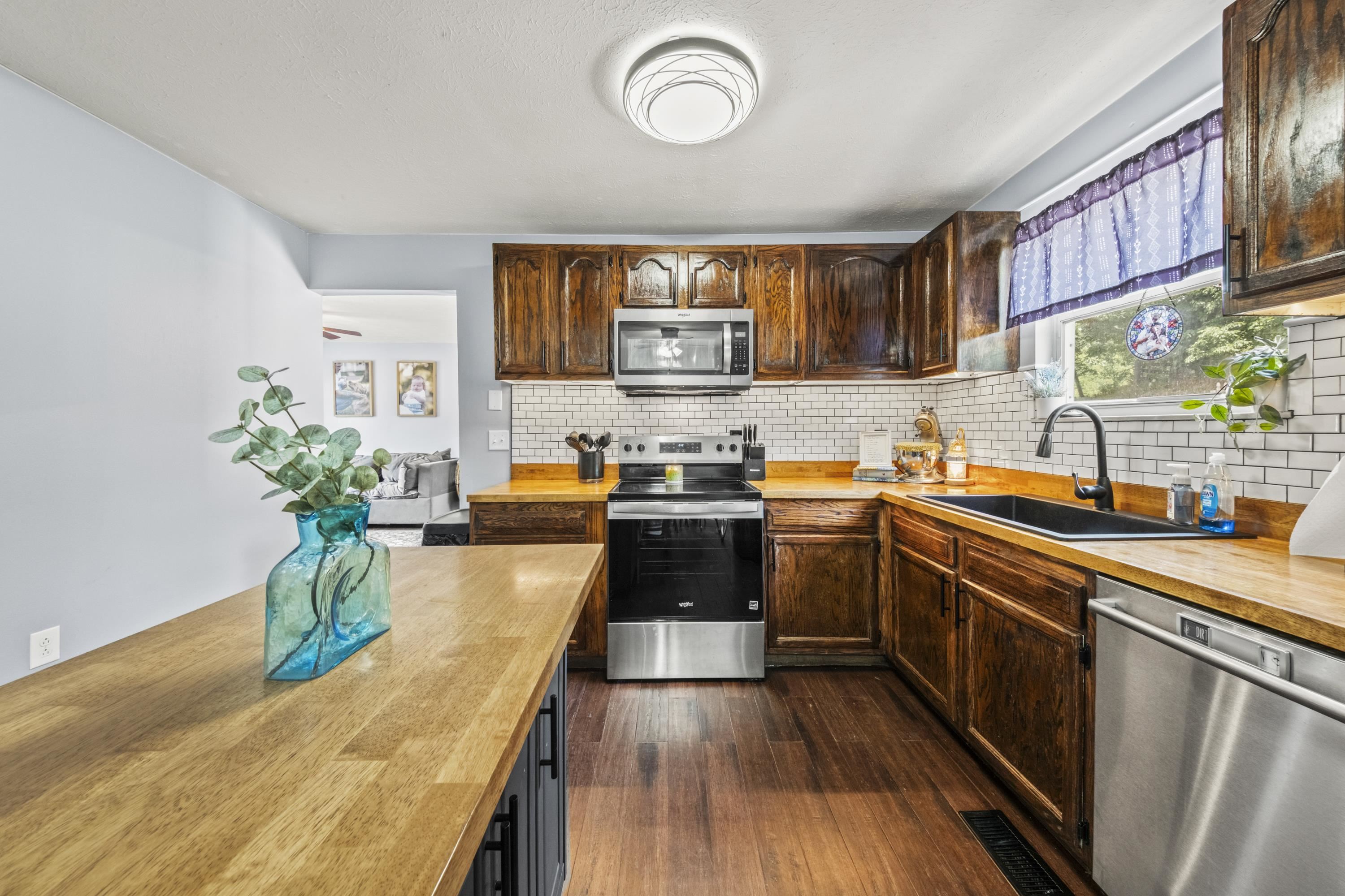 https://zimg.paragon.ice.com/ParagonImages/Property/PH/AABRKY/60922/13/0/0/54c7ca2ea7d7962df7715360f2a013dd/0/dede5c908e394db7fc70e2f5be9c3a1a/60922-57f22b31-1ab9-430d-b800-d5b55106e842.JPG
