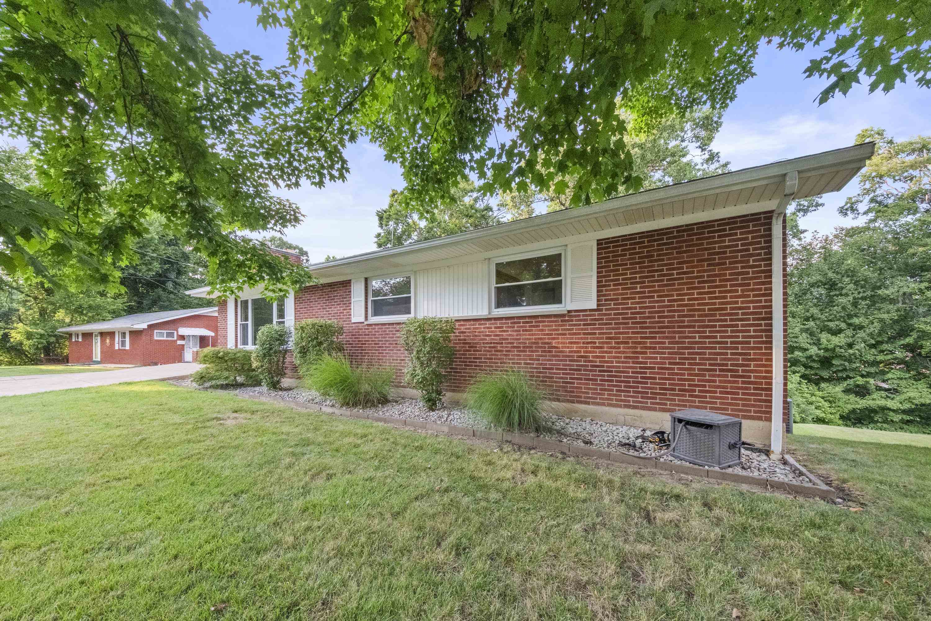https://zimg.paragon.ice.com/ParagonImages/Property/PH/AABRKY/60927/8/0/0/600d4357e20be930064d3b0fc0ff7241/0/606a205a3eb963ba791aa3ca1439aed9/60927-ef847338-93f2-4c2e-b372-e9e0045c01f6.JPG