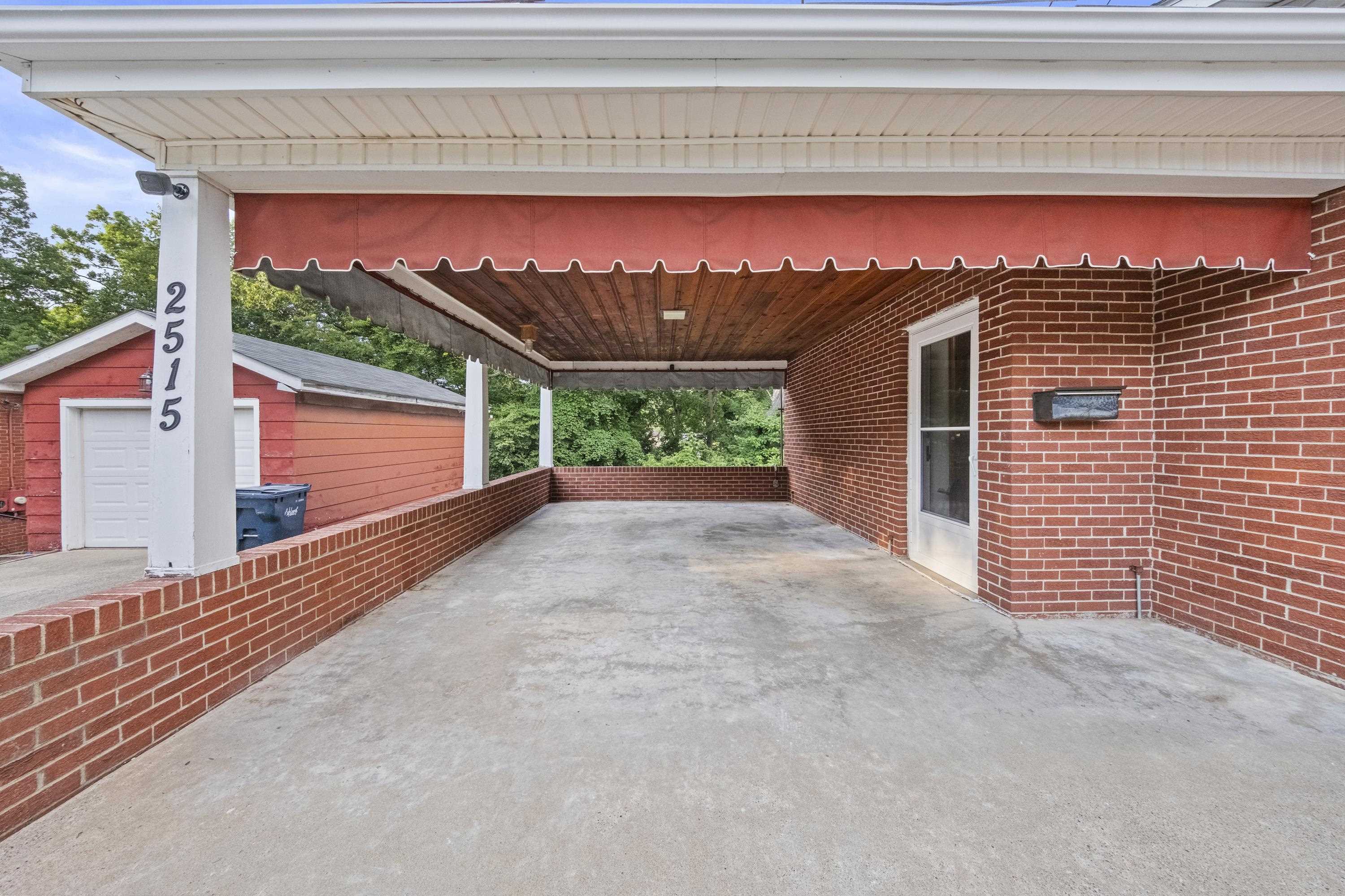 https://zimg.paragon.ice.com/ParagonImages/Property/PH/AABRKY/60927/9/0/0/5a5aad8b8730322c277b5be9a88806e6/0/606a205a3eb963ba791aa3ca1439aed9/60927-0094cc60-1825-40d6-a76a-a3d7d75337fb.JPG