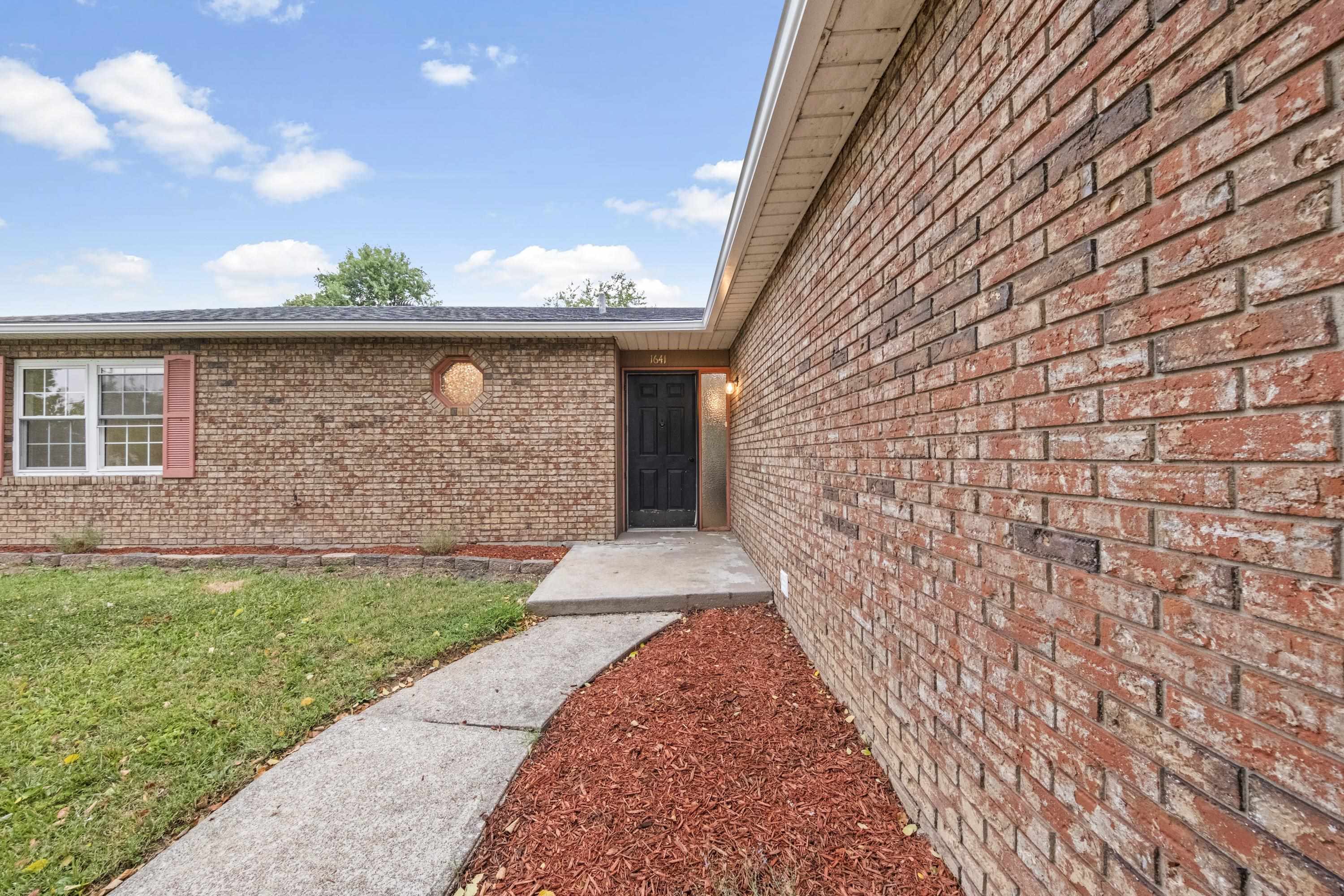 https://zimg.paragon.ice.com/ParagonImages/Property/PH/AABRKY/60930/4/0/0/16af0a155c317bfc837a0a4e11d442dc/0/ec235bb31b458a663e497d7e2fcd5155/60930-2c57165a-934e-49e2-b9f0-5242db1772c7.JPG