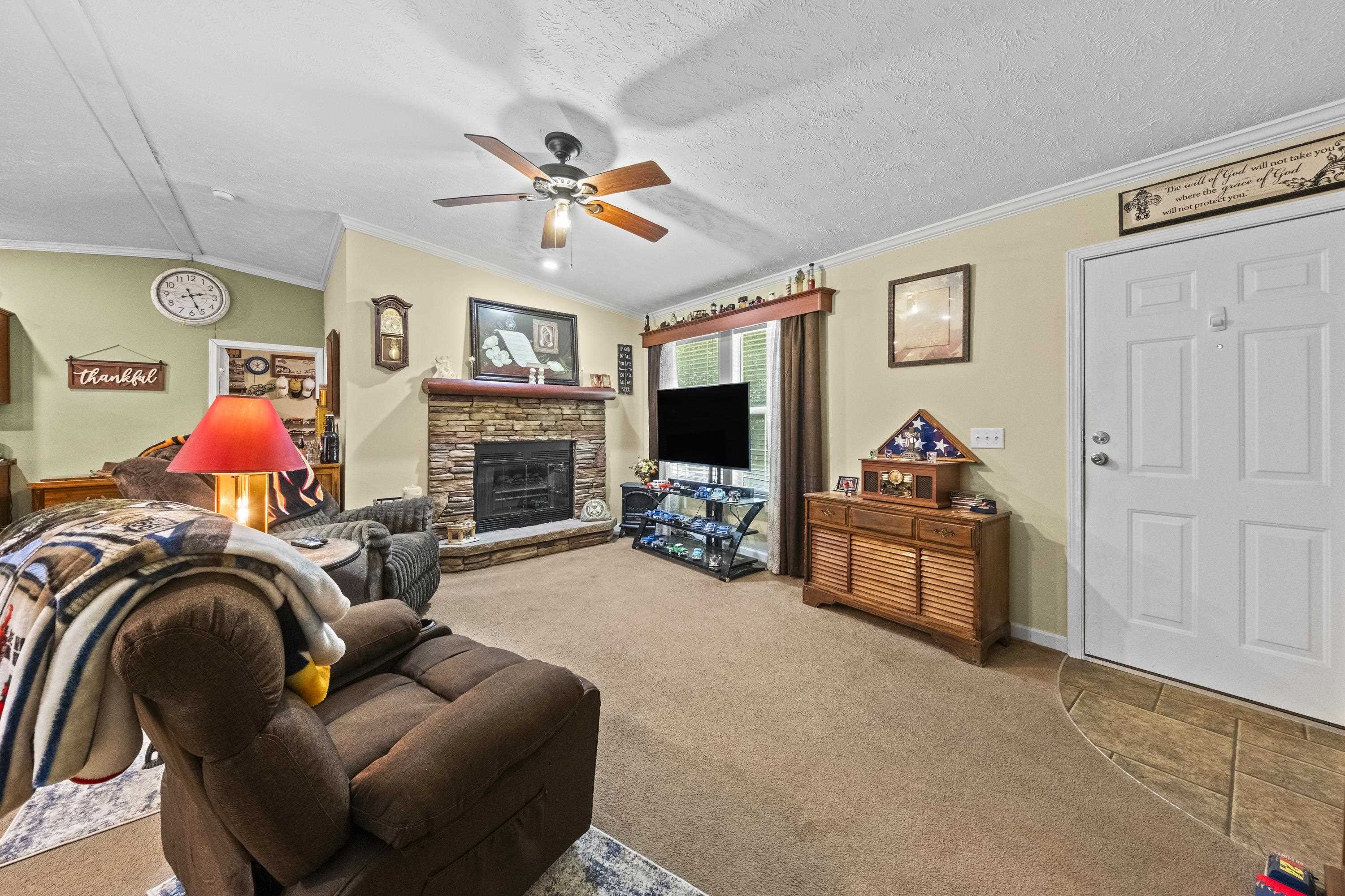 https://zimg.paragon.ice.com/ParagonImages/Property/PH/AABRKY/60933/3/0/0/2d25f3102e7045d49879461c00263a2c/0/740a3683240ca037b2a11b691bb43d85/60933-4a89faeb-dc03-4d63-8483-af3e2e0526f8.JPG