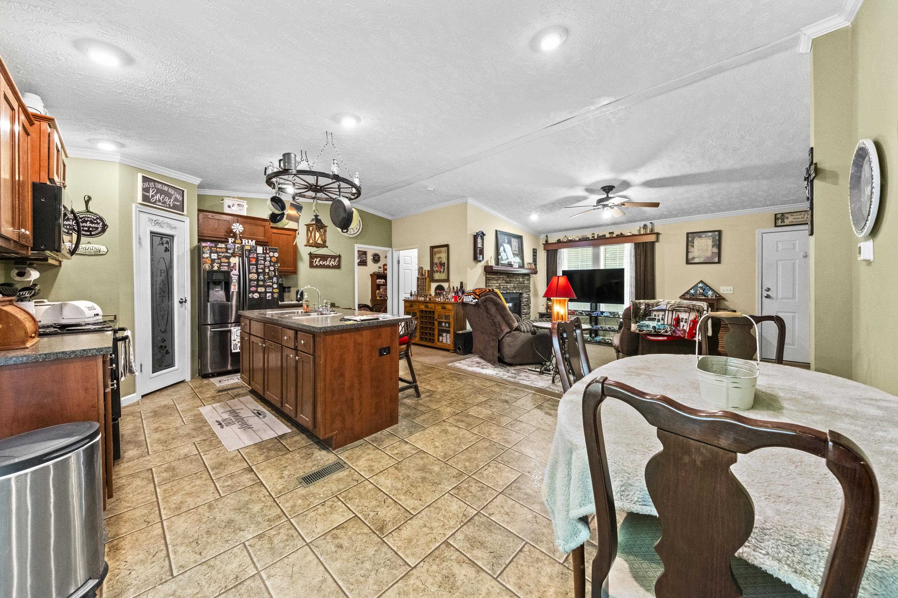 https://zimg.paragon.ice.com/ParagonImages/Property/PH/AABRKY/60933/6/0/0/190956190e4dd77e7a205d00d8bea17d/0/740a3683240ca037b2a11b691bb43d85/60933-ea35b8e4-24ef-4c04-877d-22c7c0fc9442.JPG