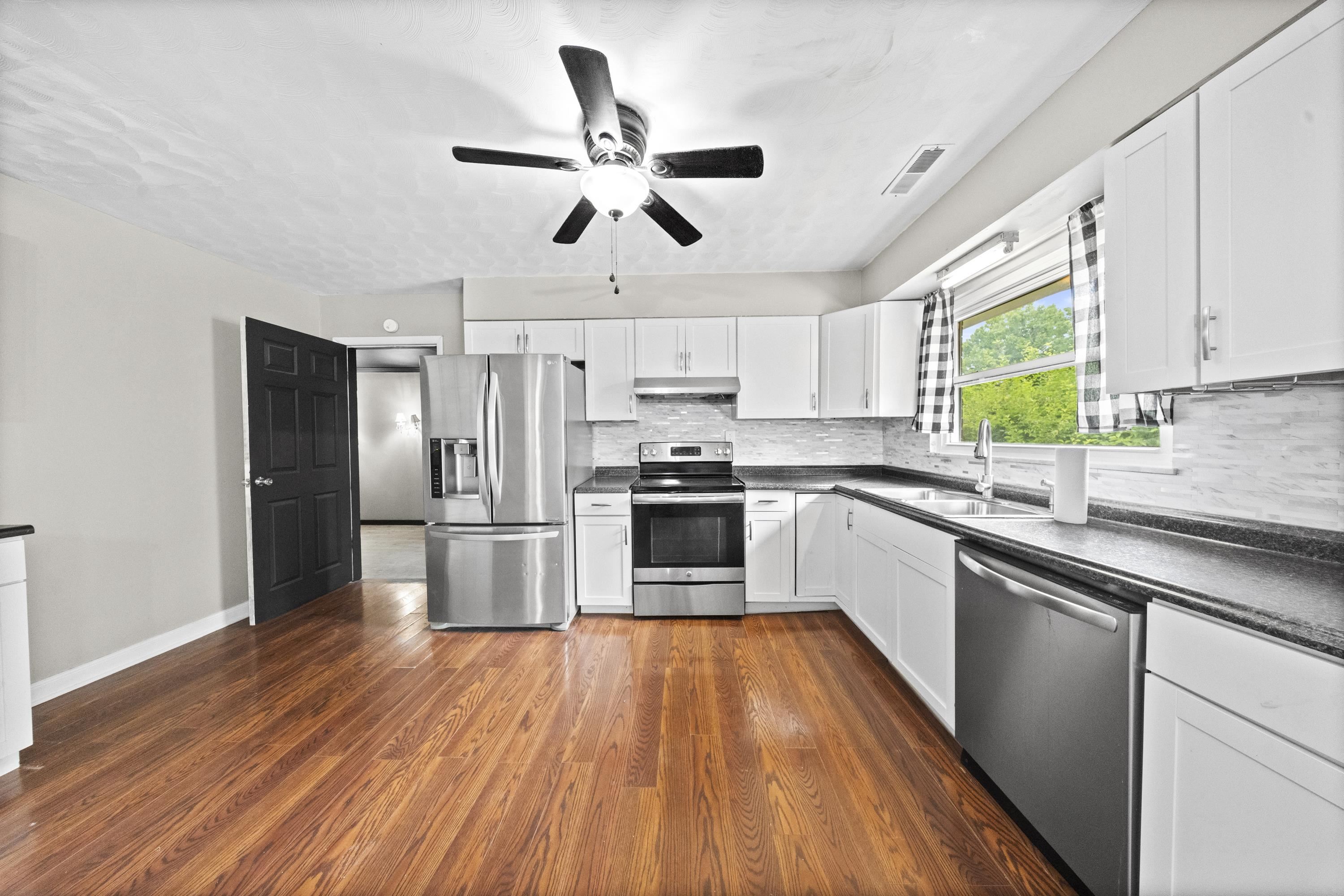 https://zimg.paragon.ice.com/ParagonImages/Property/PH/AABRKY/60935/11/0/0/9bcec9529db212cd56b311102ef20dc7/0/fa4bbf4dbb5a734dc253c17f768ed420/60935-758f0e46-9eb1-4ca6-9a78-c299f9f379e5.JPG