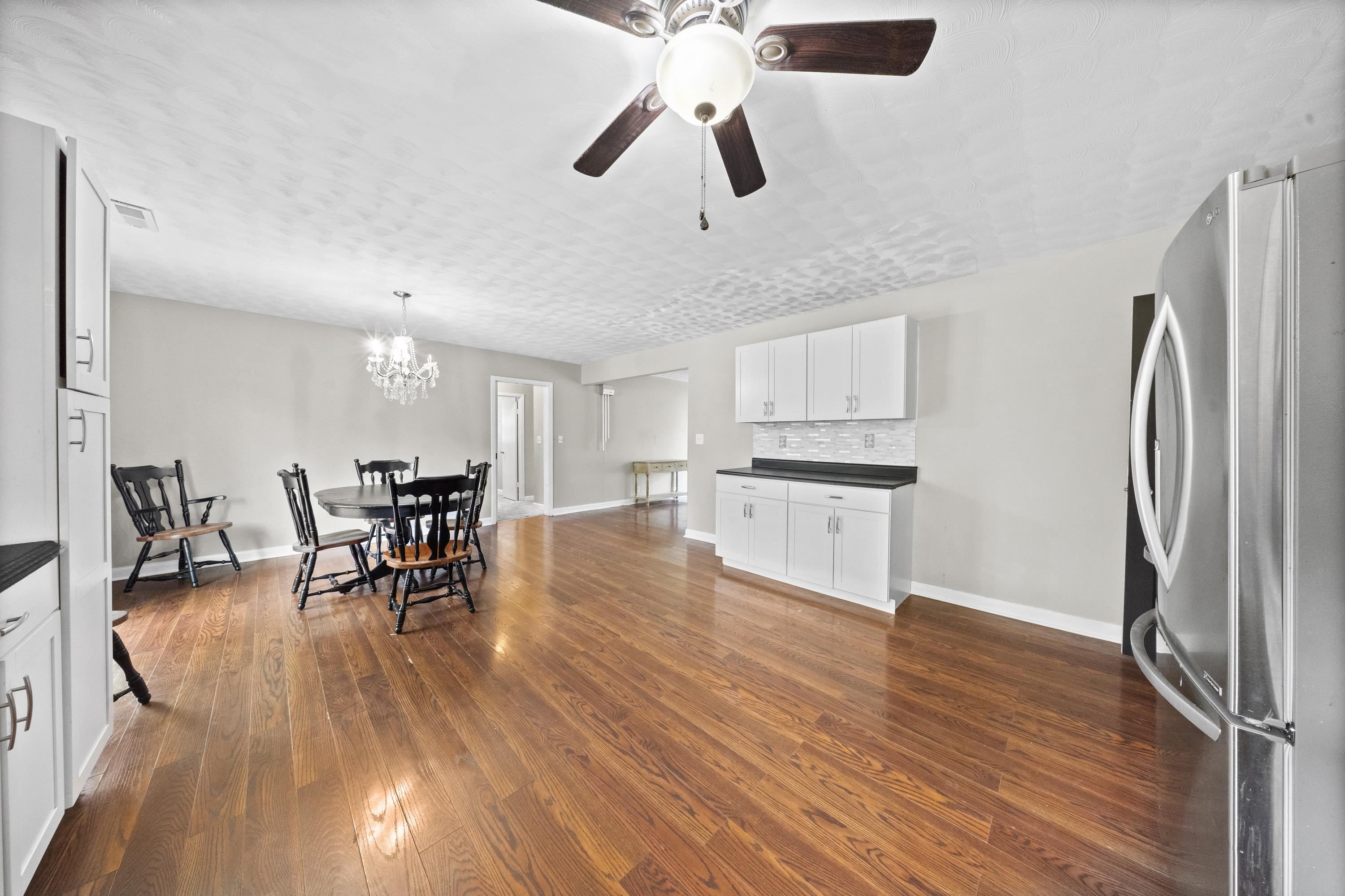 https://zimg.paragon.ice.com/ParagonImages/Property/PH/AABRKY/60935/12/0/0/c4a7a8977264efe5a59cc5ea9e331fc2/0/fa4bbf4dbb5a734dc253c17f768ed420/60935-758a4181-4ccd-4d23-919b-a186bf7a98d8.JPG
