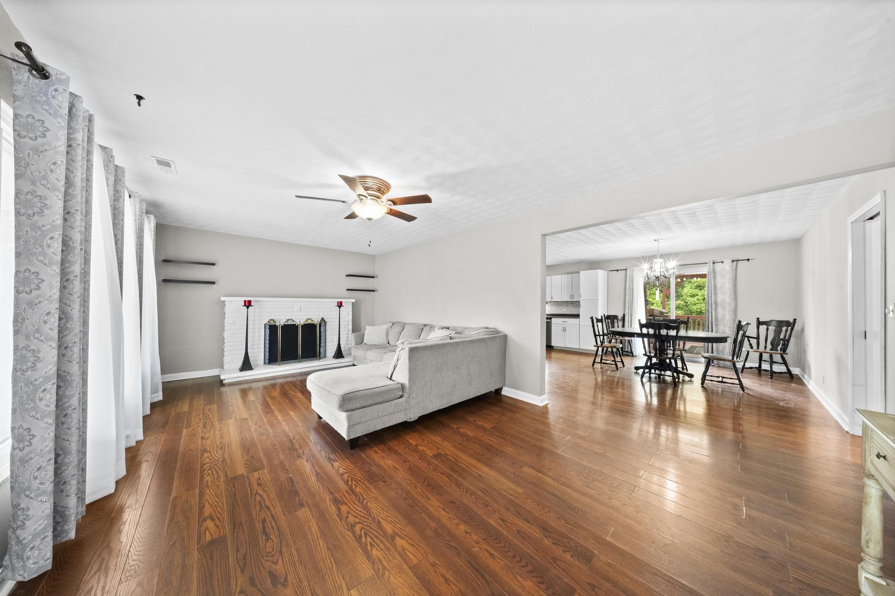 https://zimg.paragon.ice.com/ParagonImages/Property/PH/AABRKY/60935/3/0/0/0a8ae6079813ca3e2767372fa7ac48f5/0/fa4bbf4dbb5a734dc253c17f768ed420/60935-dc3dc820-7a0b-4823-b093-a52b81171261.JPG