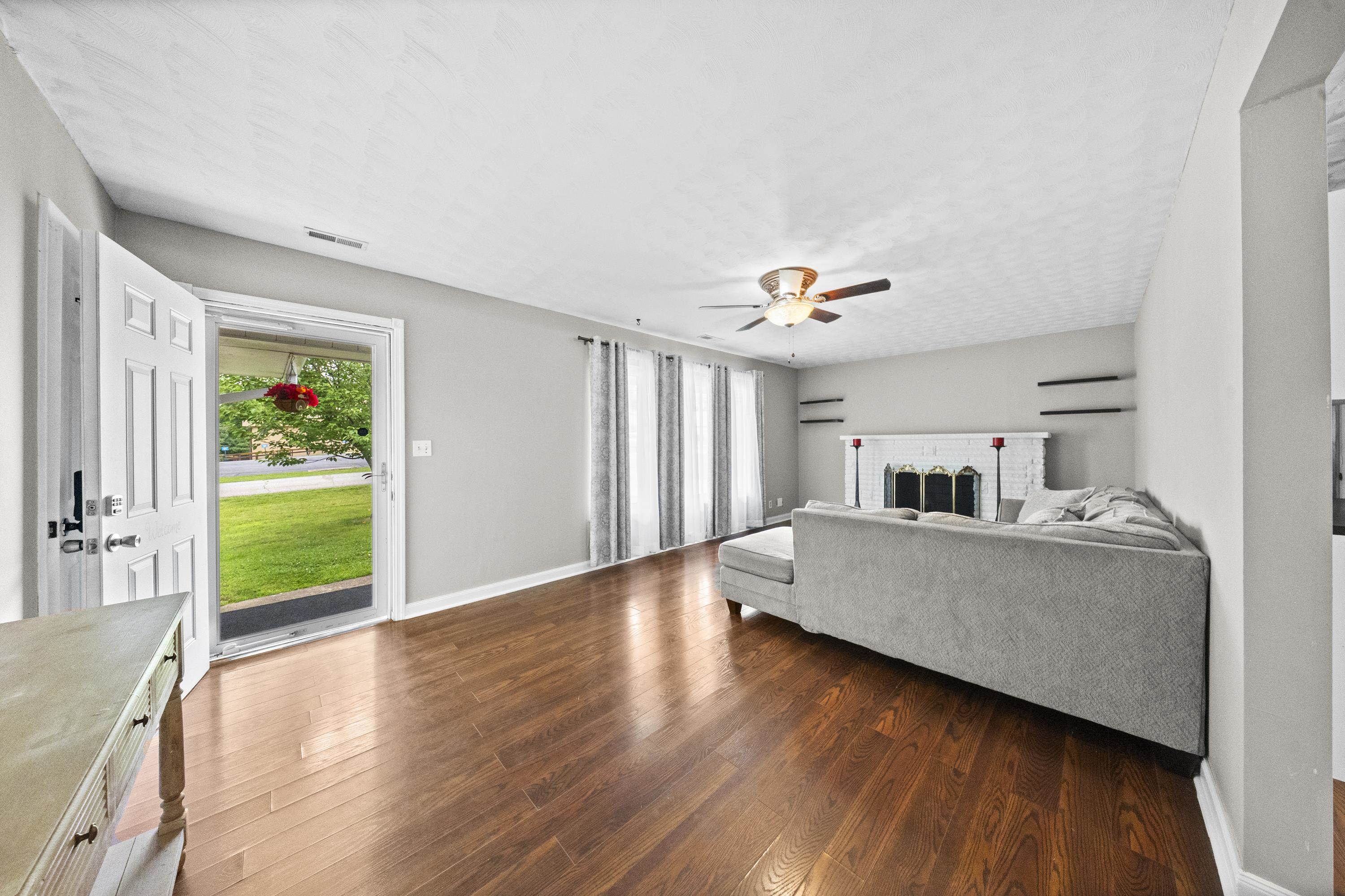 https://zimg.paragon.ice.com/ParagonImages/Property/PH/AABRKY/60935/4/0/0/1fe716afc3838dfbb54b50de4f0d773b/0/fa4bbf4dbb5a734dc253c17f768ed420/60935-8d07d72b-5d4d-4684-994b-f15da98c0848.JPG
