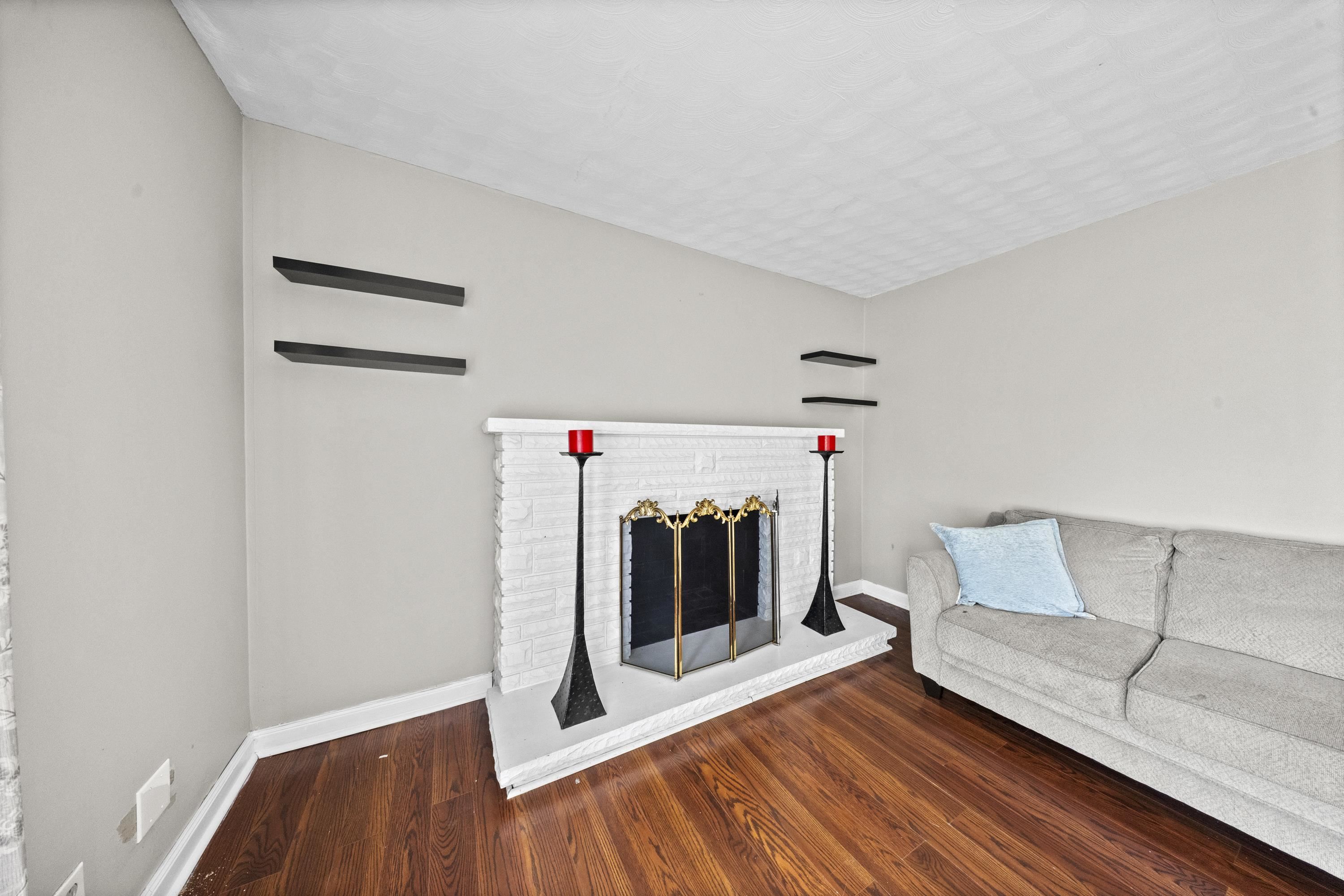 https://zimg.paragon.ice.com/ParagonImages/Property/PH/AABRKY/60935/5/0/0/9ecf015f24468c0bda7ec1f2ec6ce63b/0/fa4bbf4dbb5a734dc253c17f768ed420/60935-ee0e8075-ad3d-4ddf-9b18-7c8c9f15cdf3.JPG