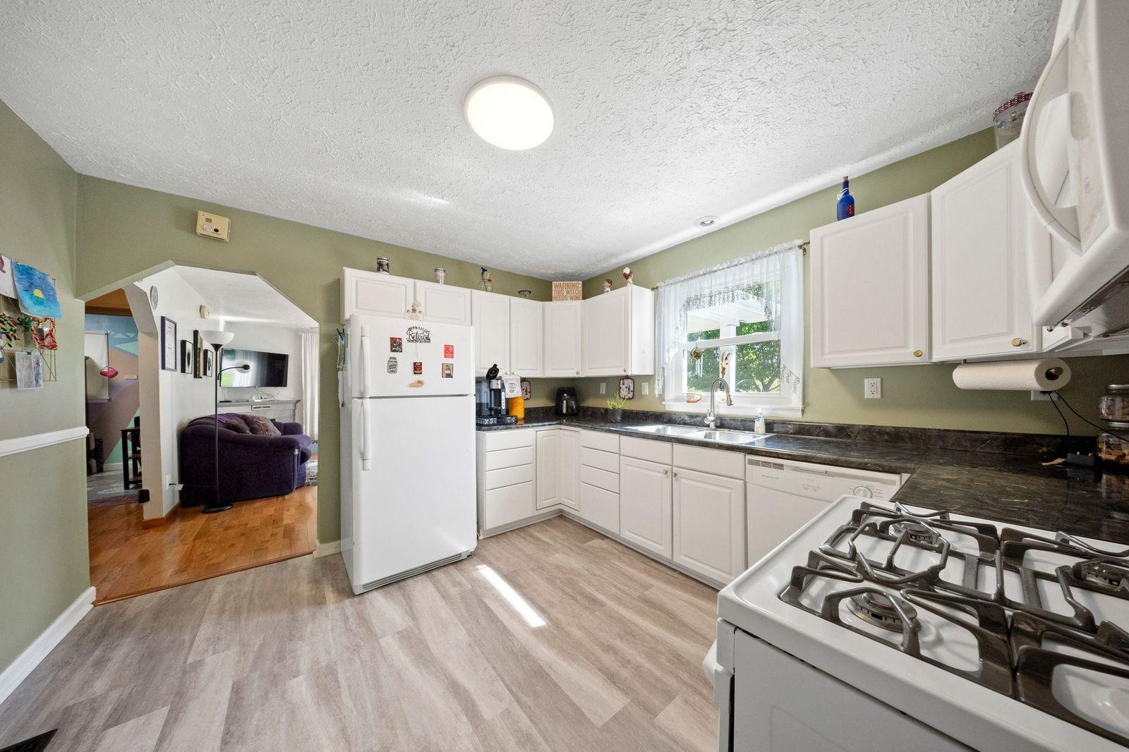 https://zimg.paragon.ice.com/ParagonImages/Property/PH/AABRKY/60936/6/0/0/85e2ca41f8635053849bcce0f1ecadf5/0/90d77a6beb90f1fb47c11256ec2ce2ee/60936-e348f811-ef34-41ed-873f-e1a692245e1b.JPG