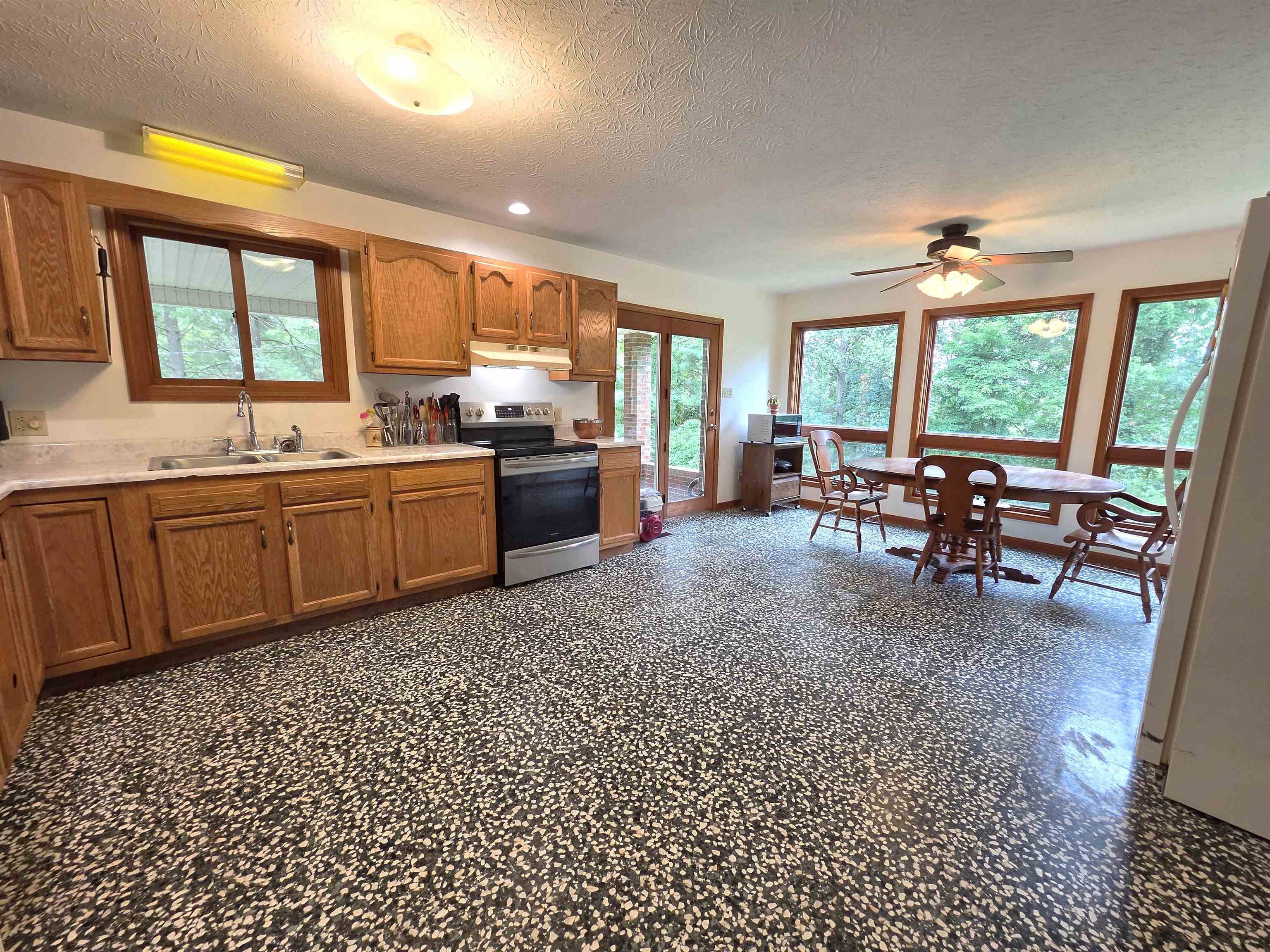 https://zimg.paragon.ice.com/ParagonImages/Property/PH/AABRKY/60945/11/0/0/de0d759ec097cb476550b062adc06c31/0/132d41b8ef528d8dfe6136fc277a5ded/60945-77b92174-be21-41cf-a59a-9bb43b912dcc.JPG