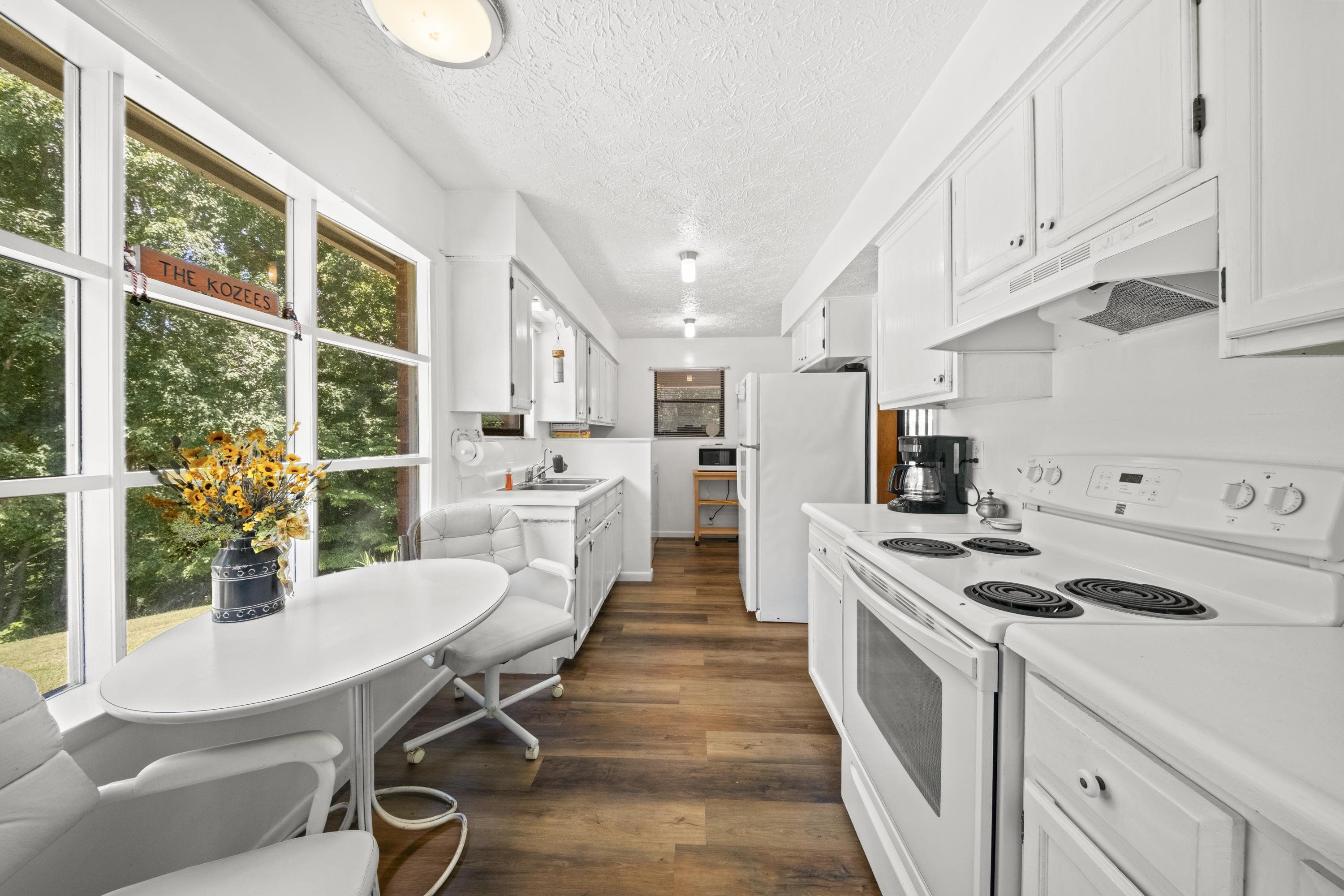https://zimg.paragon.ice.com/ParagonImages/Property/PH/AABRKY/60954/8/0/0/7cd2dc27dd1377528b109d420bf6fead/0/58e43c70d79bcaea1f532c293133e91c/60954-86ca04c8-aca6-4ca4-a0bd-c279d078cb8b.JPG