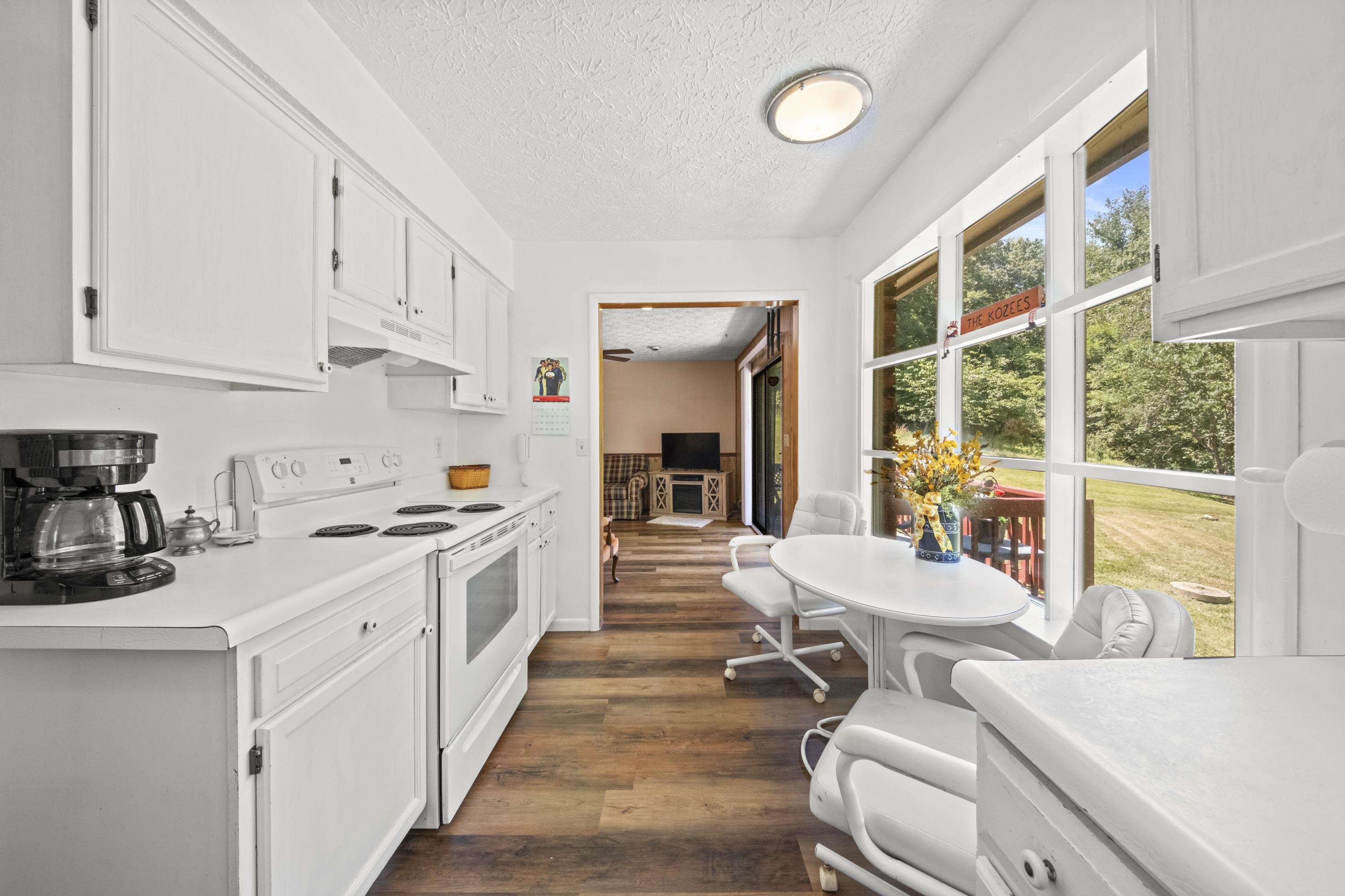 https://zimg.paragon.ice.com/ParagonImages/Property/PH/AABRKY/60954/9/0/0/10da281fd1025e2167a22caafb543e27/0/58e43c70d79bcaea1f532c293133e91c/60954-6f554087-4e74-4d72-b9f6-6914dfdaeb77.JPG
