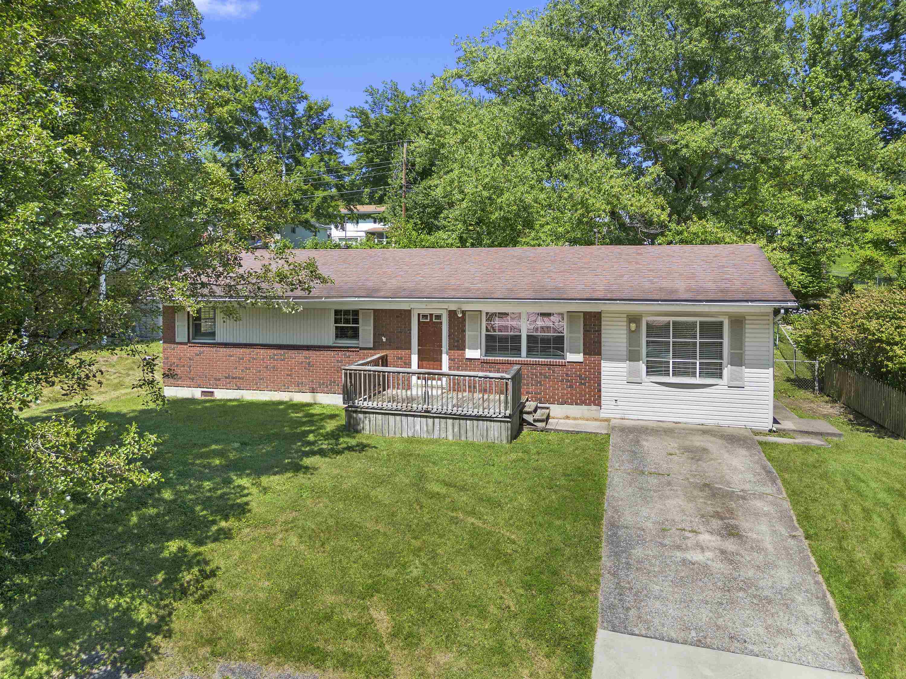 https://zimg.paragon.ice.com/ParagonImages/Property/PH/AABRKY/60957/1/0/0/46be23d8854f5390e420579340e753ec/0/63585175c3adb315b6a925928f70f199/60957-f5a14ddd-75ad-4c0e-9d9e-115a201817ff.JPG