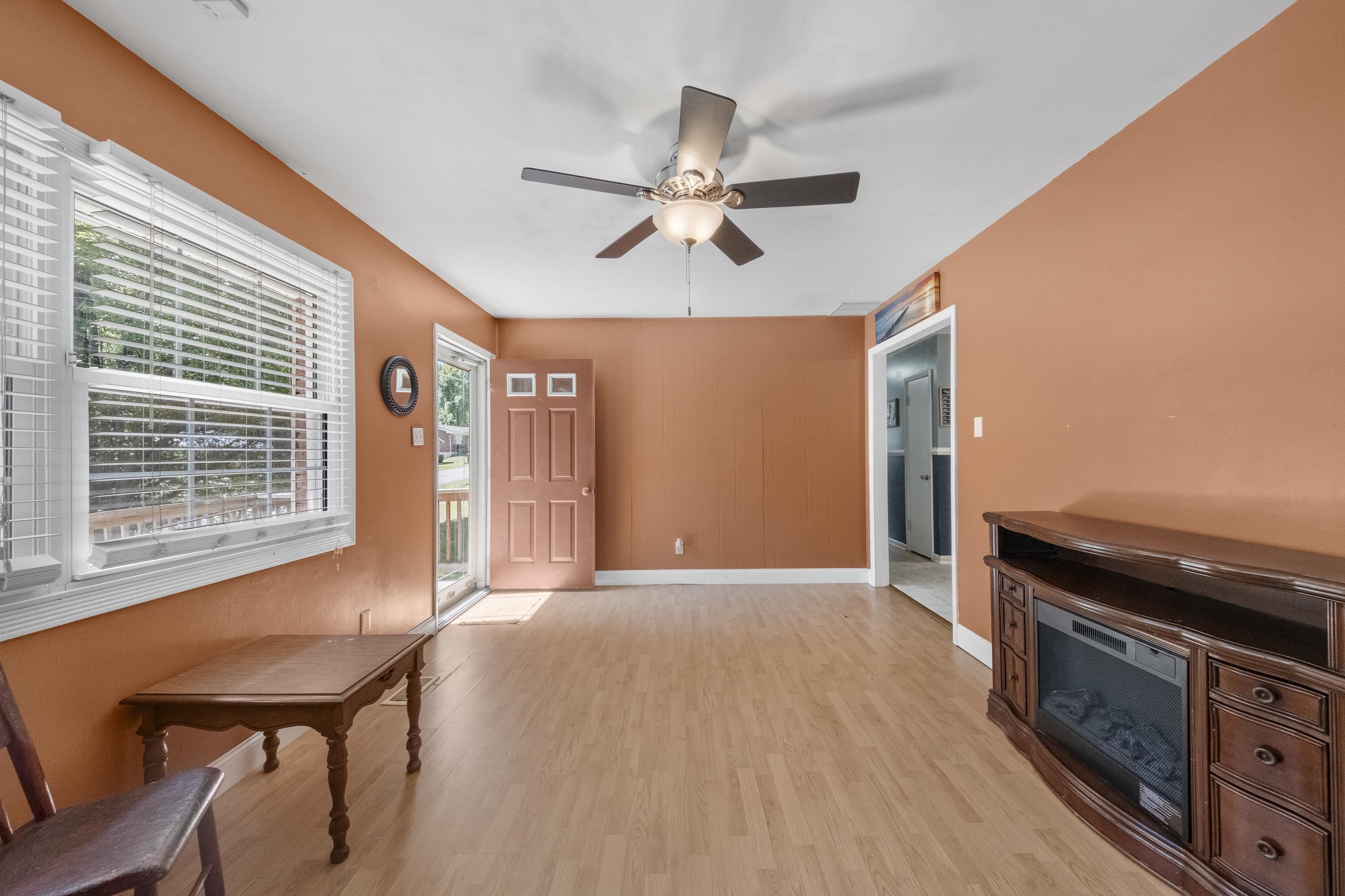 https://zimg.paragon.ice.com/ParagonImages/Property/PH/AABRKY/60957/5/0/0/6d35b907f2fe4aae09d524780762a96e/0/63585175c3adb315b6a925928f70f199/60957-a336c814-1d0d-44e2-84ff-e577814f5519.JPG