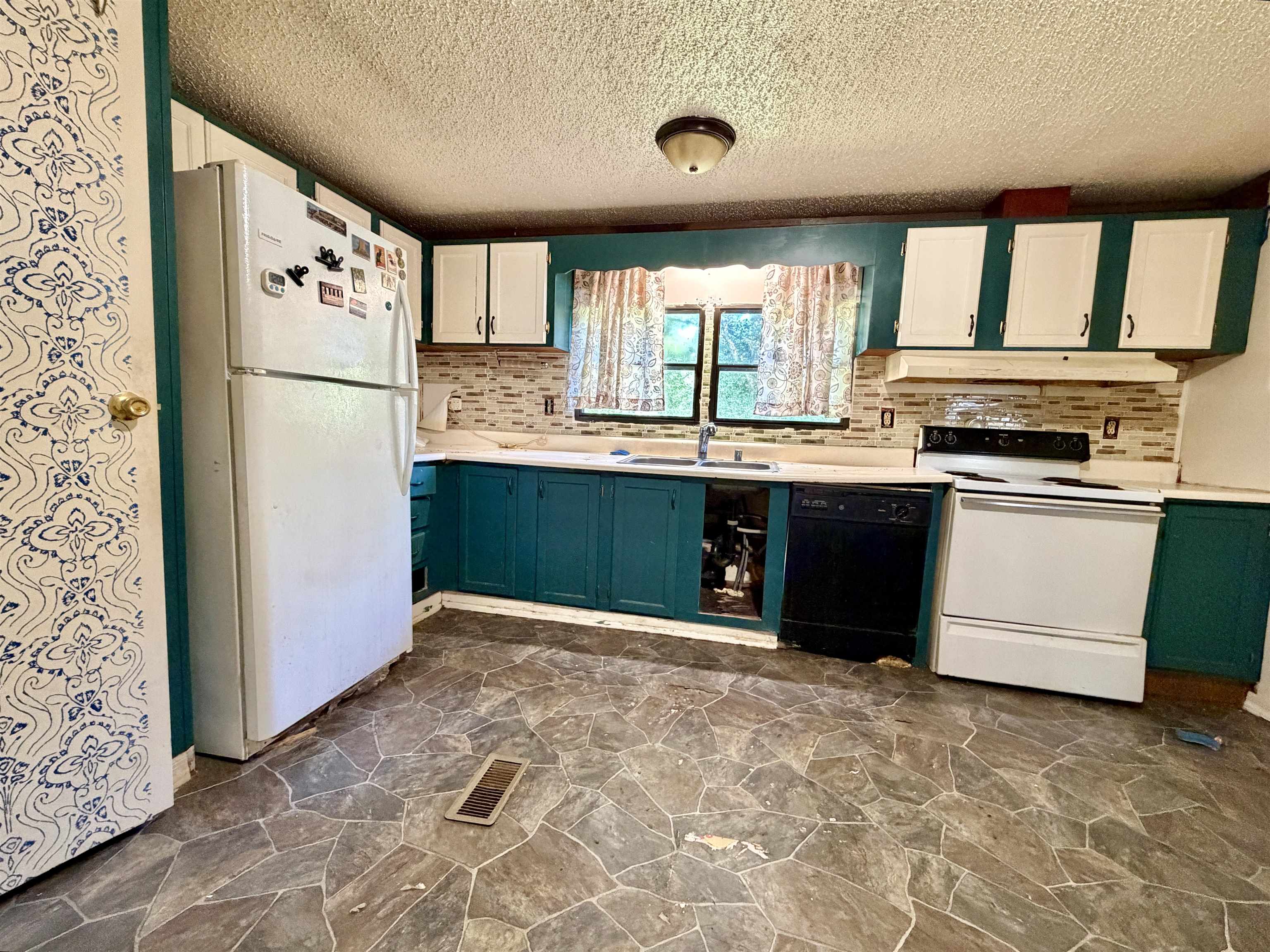 https://zimg.paragon.ice.com/ParagonImages/Property/PH/AABRKY/60961/5/0/0/cfbb47c0ddaf78a1e3f5a1e3c33470c6/0/f24b847fa1f342e8c9cb2511175306b1/60961-a9777c3a-84a7-49d7-843a-c78b24f36d85.JPG