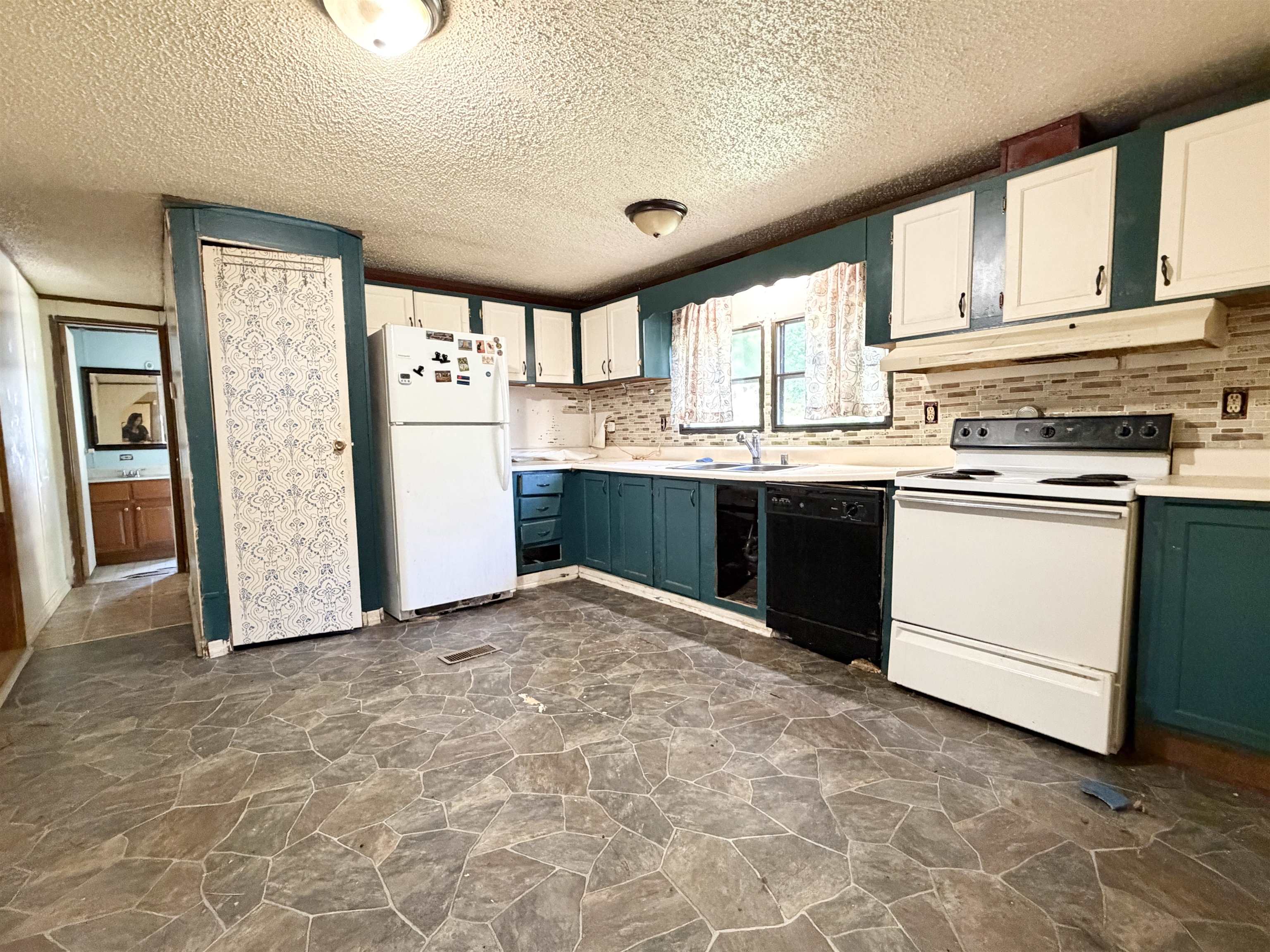 https://zimg.paragon.ice.com/ParagonImages/Property/PH/AABRKY/60961/7/0/0/1ada81a4b379746ea3ad448f0050946a/0/f24b847fa1f342e8c9cb2511175306b1/60961-e5cbce23-b4e4-40fd-a07a-4ab91420be5e.JPG