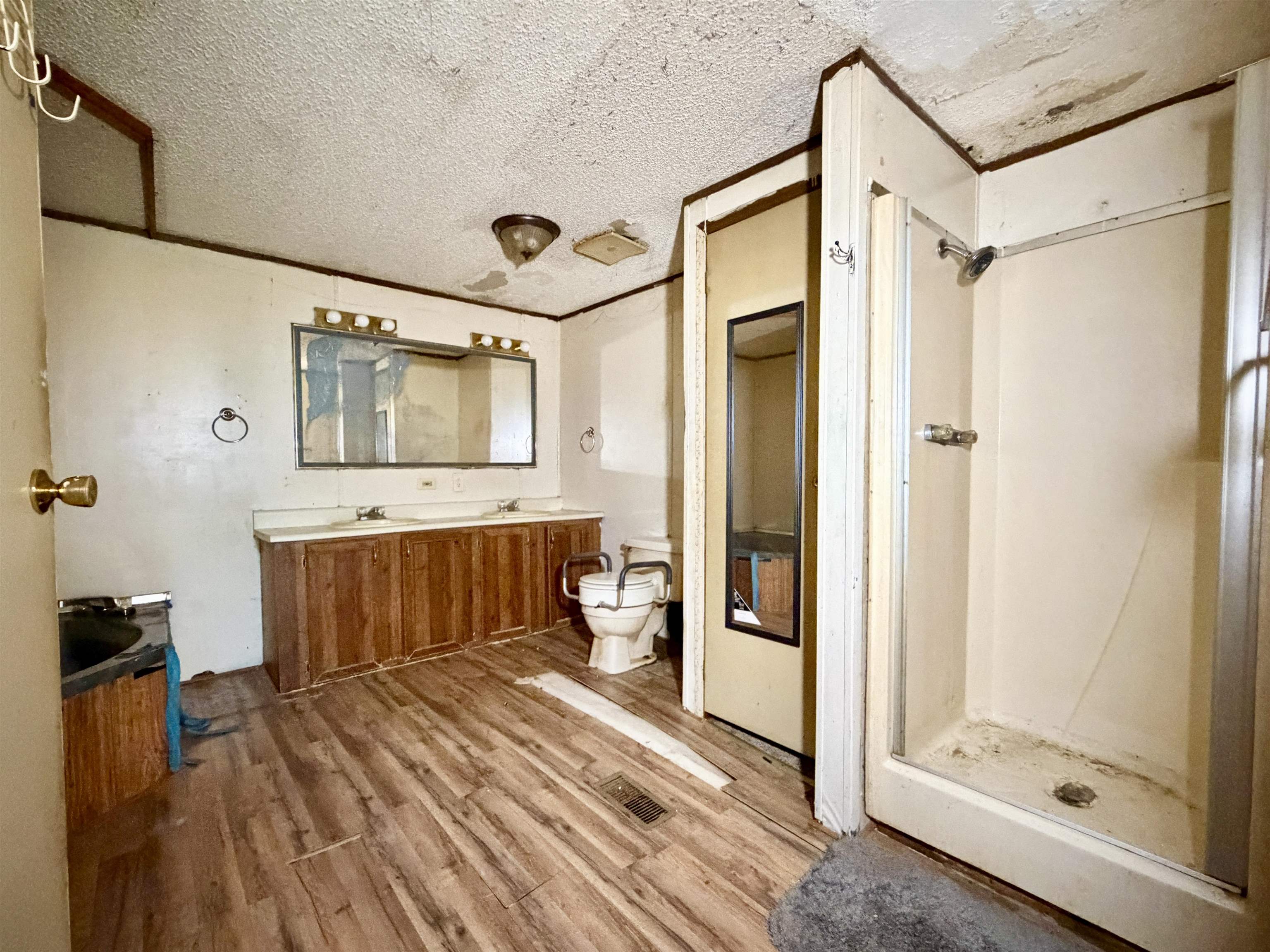 https://zimg.paragon.ice.com/ParagonImages/Property/PH/AABRKY/60961/9/0/0/404d376daf5b7b87c6db1c82436a453b/0/f24b847fa1f342e8c9cb2511175306b1/60961-f4c273d2-9de7-4299-a32b-bc0c93f793e6.JPG