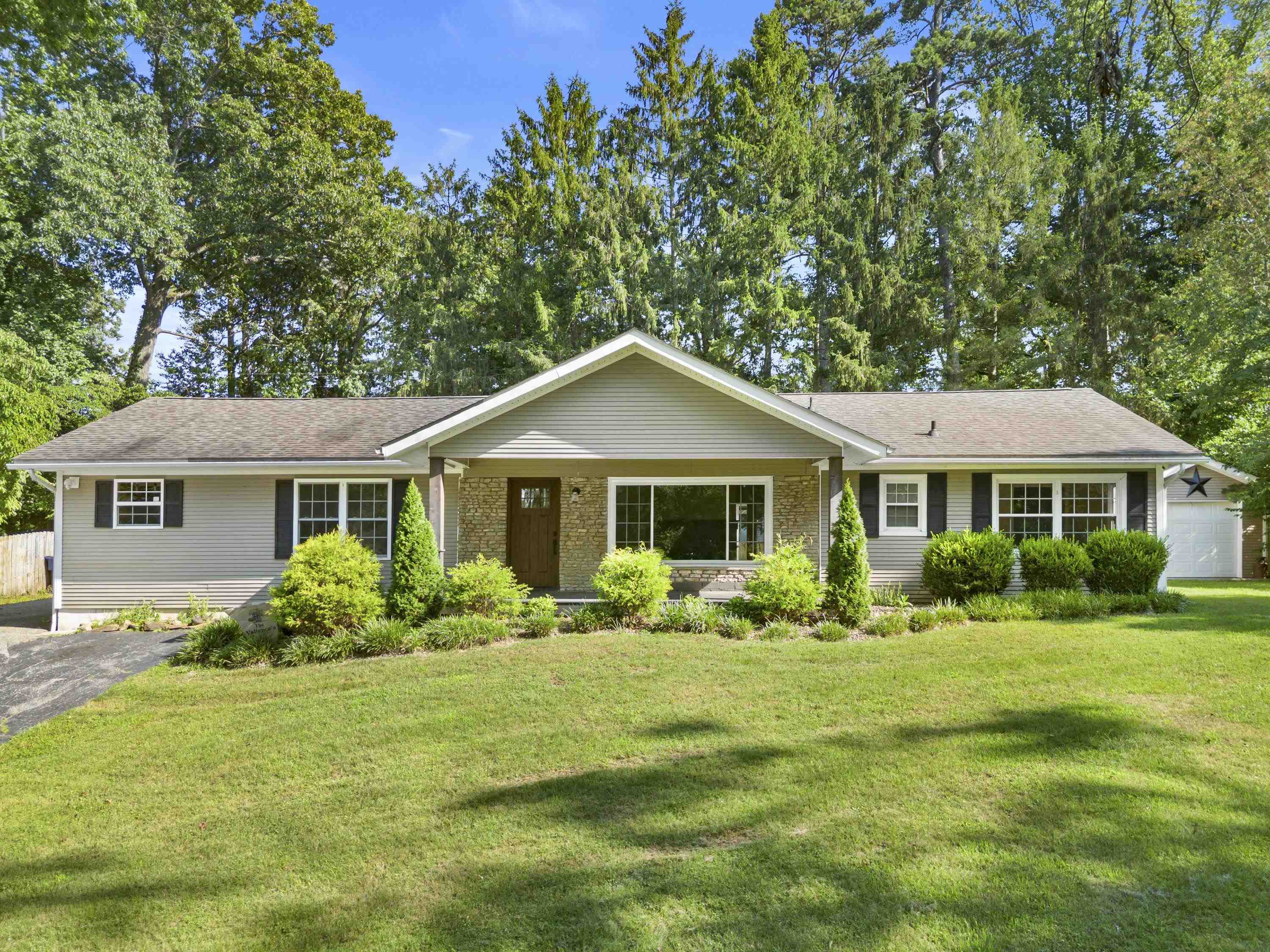 https://zimg.paragon.ice.com/ParagonImages/Property/PH/AABRKY/60972/1/0/0/36abcf7e9908238c375c0cf397a2eea1/0/bcff9f212b0489899405c1d421d6c865/60972-e81567b7-585e-4dbf-8b43-7d5521da5623.JPG