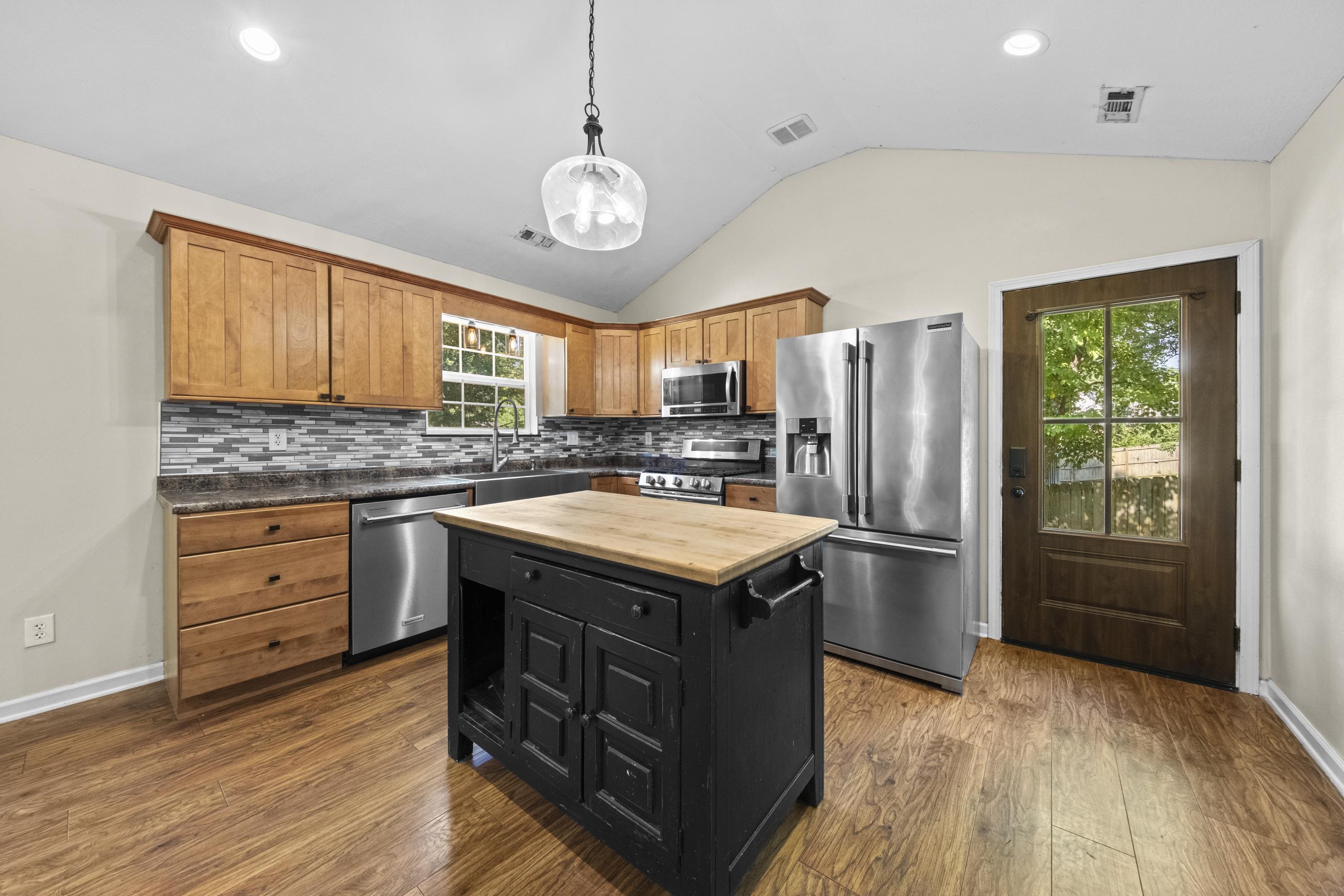 https://zimg.paragon.ice.com/ParagonImages/Property/PH/AABRKY/60972/13/0/0/a484cd881b0572d999b3ea58f160451b/0/bcff9f212b0489899405c1d421d6c865/60972-f52351af-f819-489c-90ef-13bb0814ba25.JPG