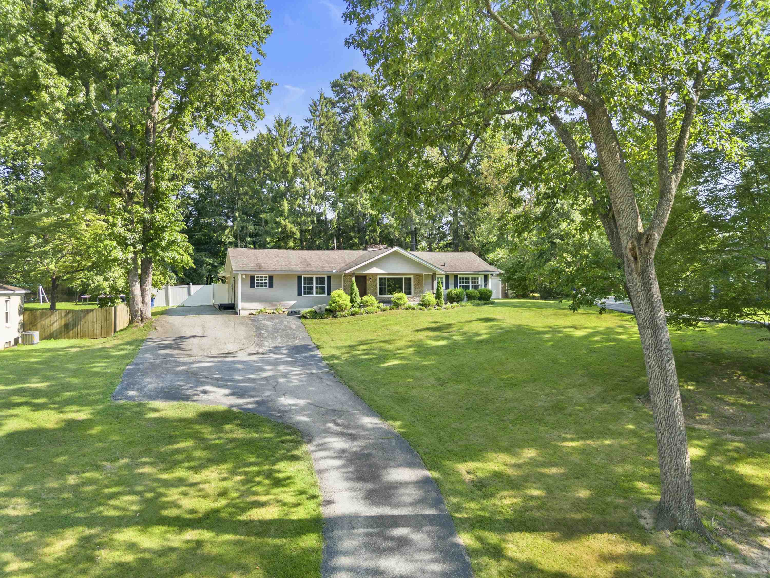 https://zimg.paragon.ice.com/ParagonImages/Property/PH/AABRKY/60972/2/0/0/56a84b046605b2fe12ae7a1425c241e8/0/bcff9f212b0489899405c1d421d6c865/60972-baf1f084-4d07-4bcd-8bfb-277b485faa88.JPG