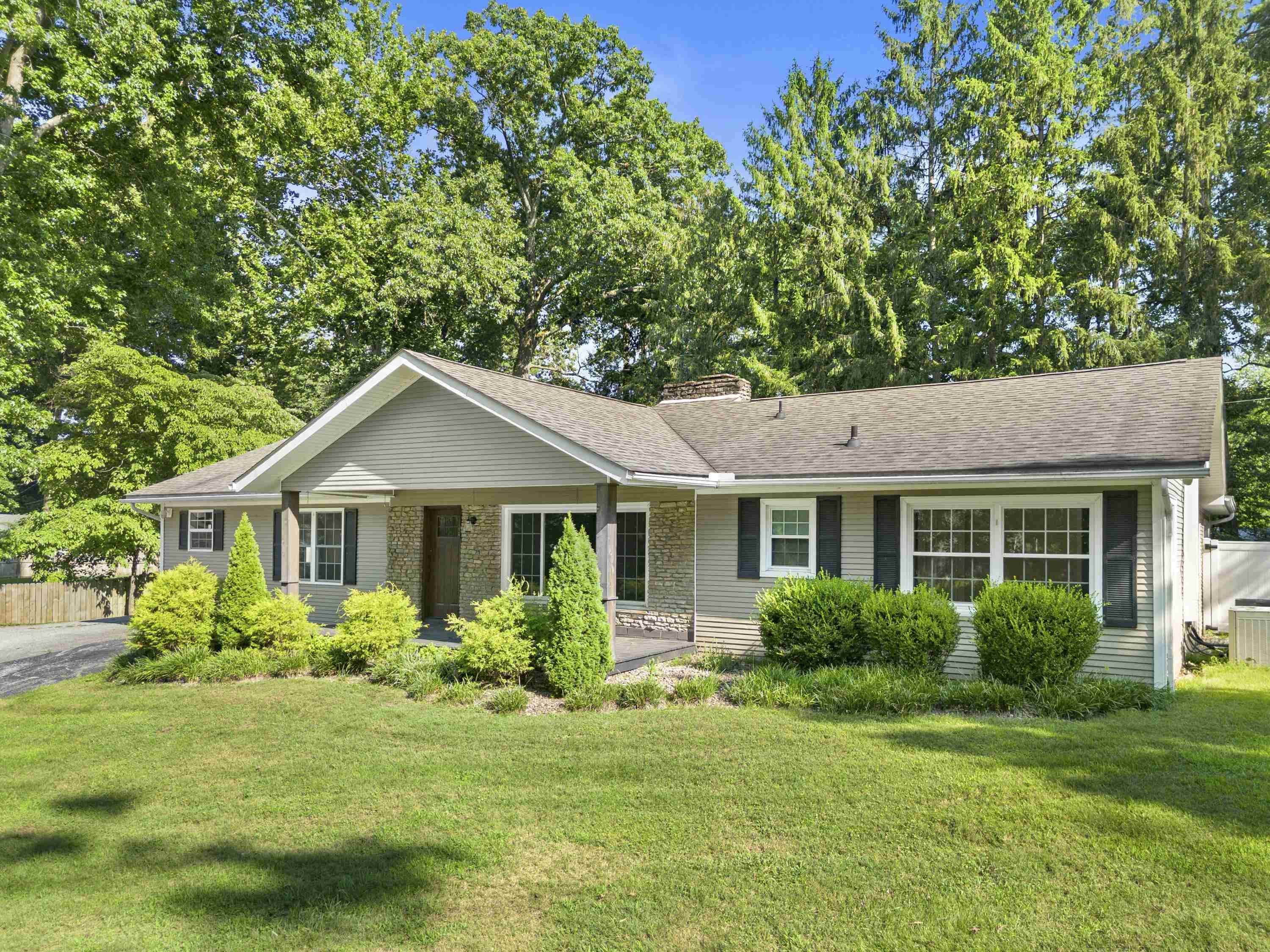 https://zimg.paragon.ice.com/ParagonImages/Property/PH/AABRKY/60972/3/0/0/cca721d29382d5be661807b7c6542955/0/bcff9f212b0489899405c1d421d6c865/60972-f7ed6e85-e6b1-4ad0-8963-d9ea7b6de157.JPG