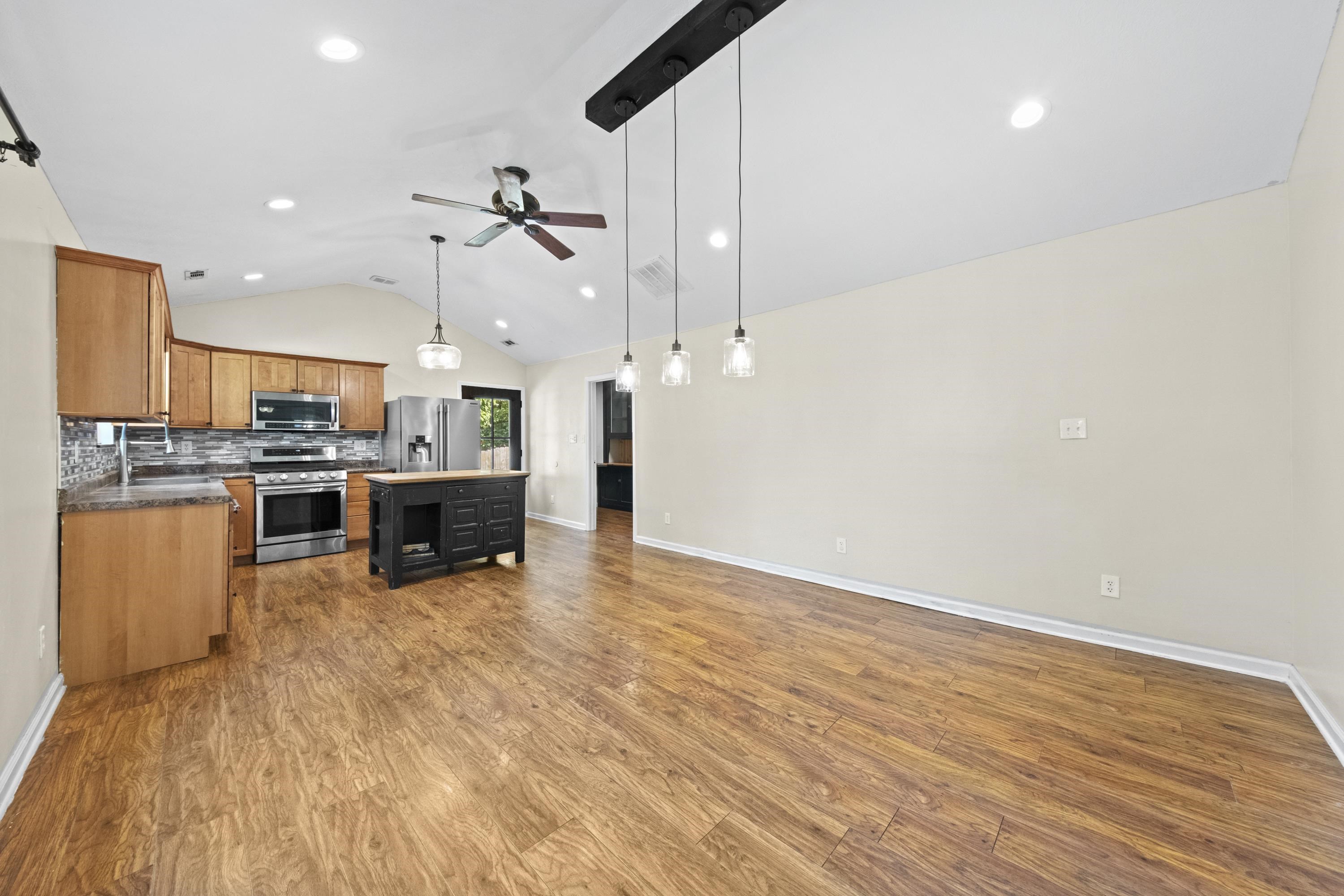https://zimg.paragon.ice.com/ParagonImages/Property/PH/AABRKY/60972/9/0/0/7693b7aba5973503df9fcdb46979d236/0/bcff9f212b0489899405c1d421d6c865/60972-c9bb3b02-2d90-4c41-8df7-d12ff1041fc0.JPG