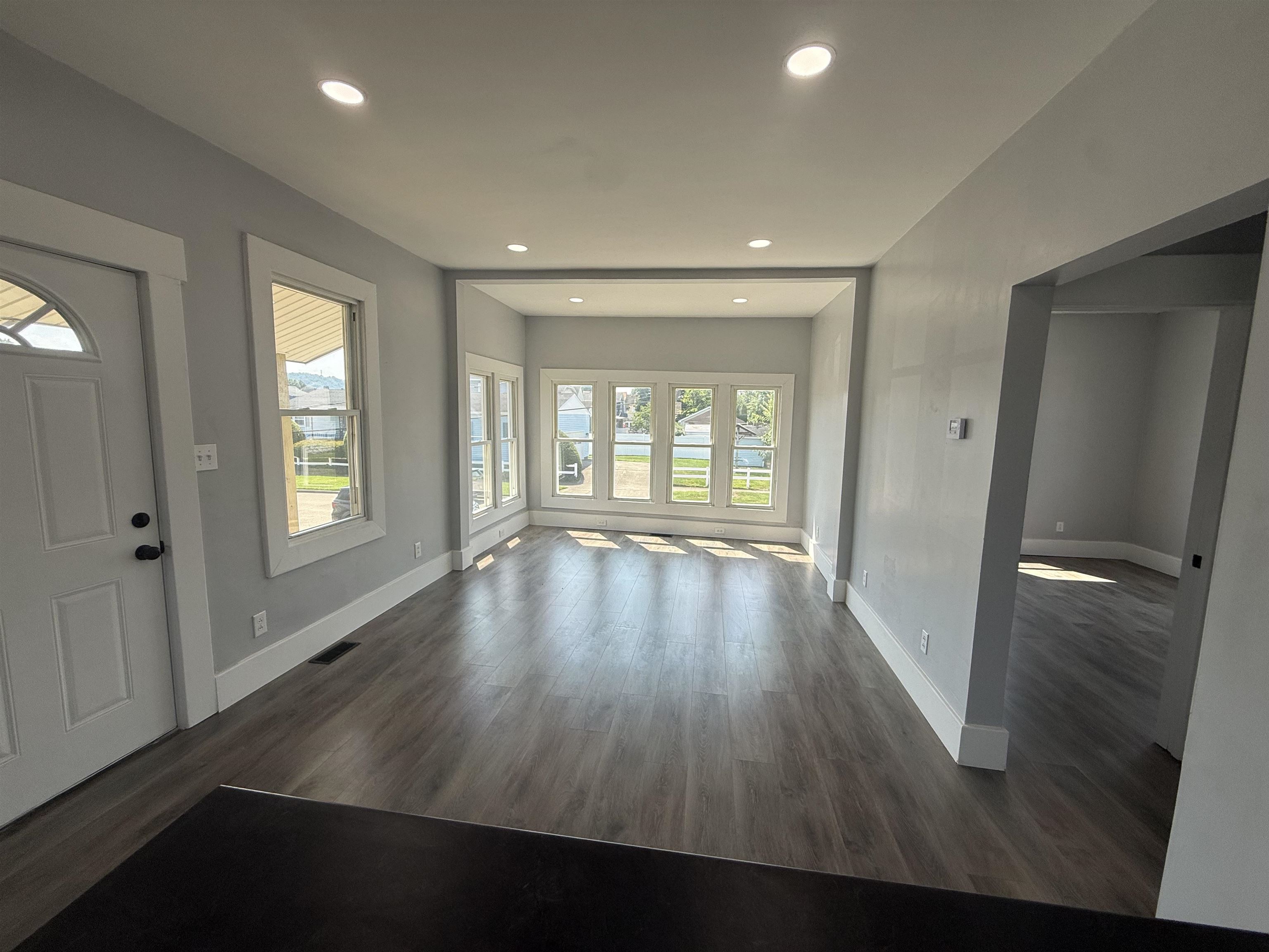https://zimg.paragon.ice.com/ParagonImages/Property/PH/AABRKY/60976/4/0/0/e3bcfb00b28839fd68696fb1f2bddb4c/0/1cac7acbddbb801d0b7e55d7fc12cefb/60976-6f9e57d0-b9a5-425d-9735-d47a9266681a.JPG