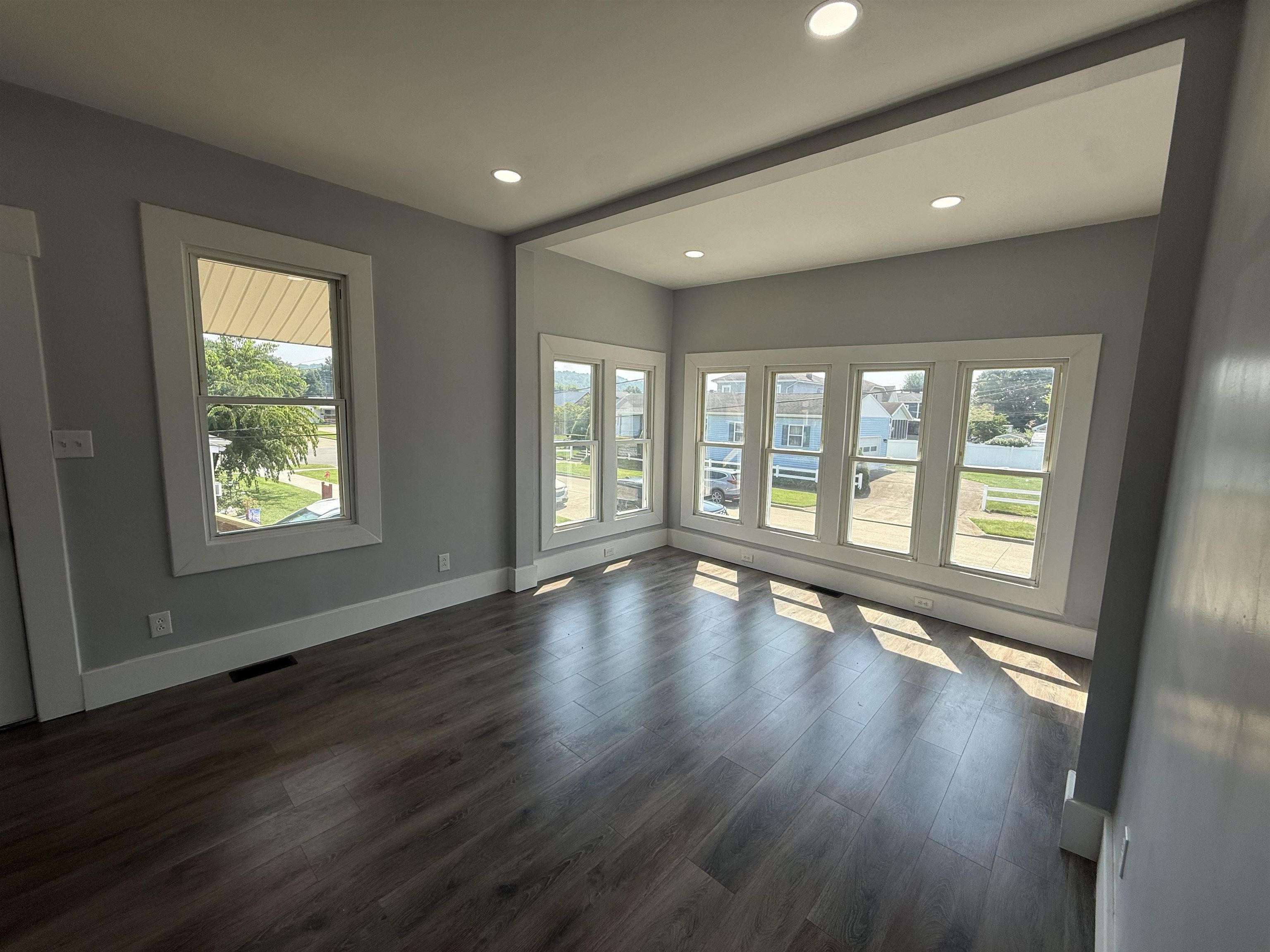 https://zimg.paragon.ice.com/ParagonImages/Property/PH/AABRKY/60976/5/0/0/180fcf8f66365c929610e68d621350f9/0/1cac7acbddbb801d0b7e55d7fc12cefb/60976-c4e80ca2-4597-4124-b522-b3bb9ab97531.JPG