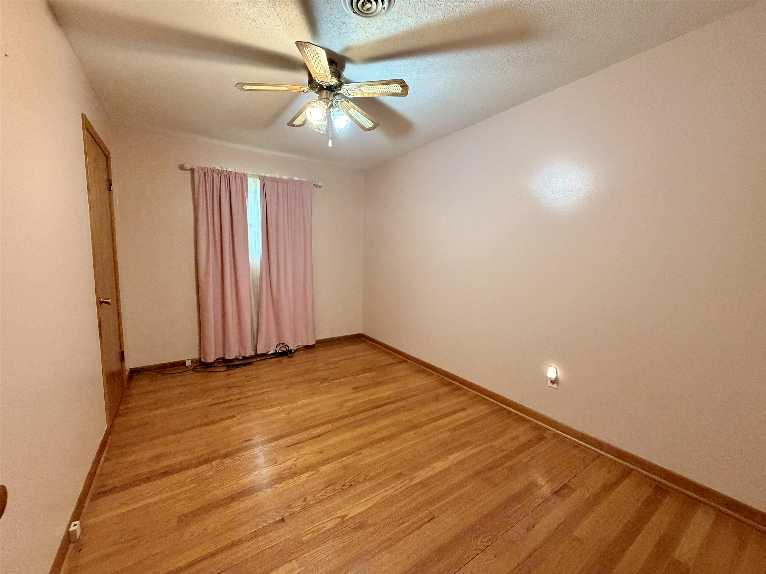 https://zimg.paragon.ice.com/ParagonImages/Property/PH/AABRKY/60977/2/0/0/4fa22cf3630754e49c510c3aa7adf831/0/5608c35f8d15ba09c1033ecb0ebad6ec/60977-ca3abfc2-403f-4c8a-9590-790b33ef3c29.JPG